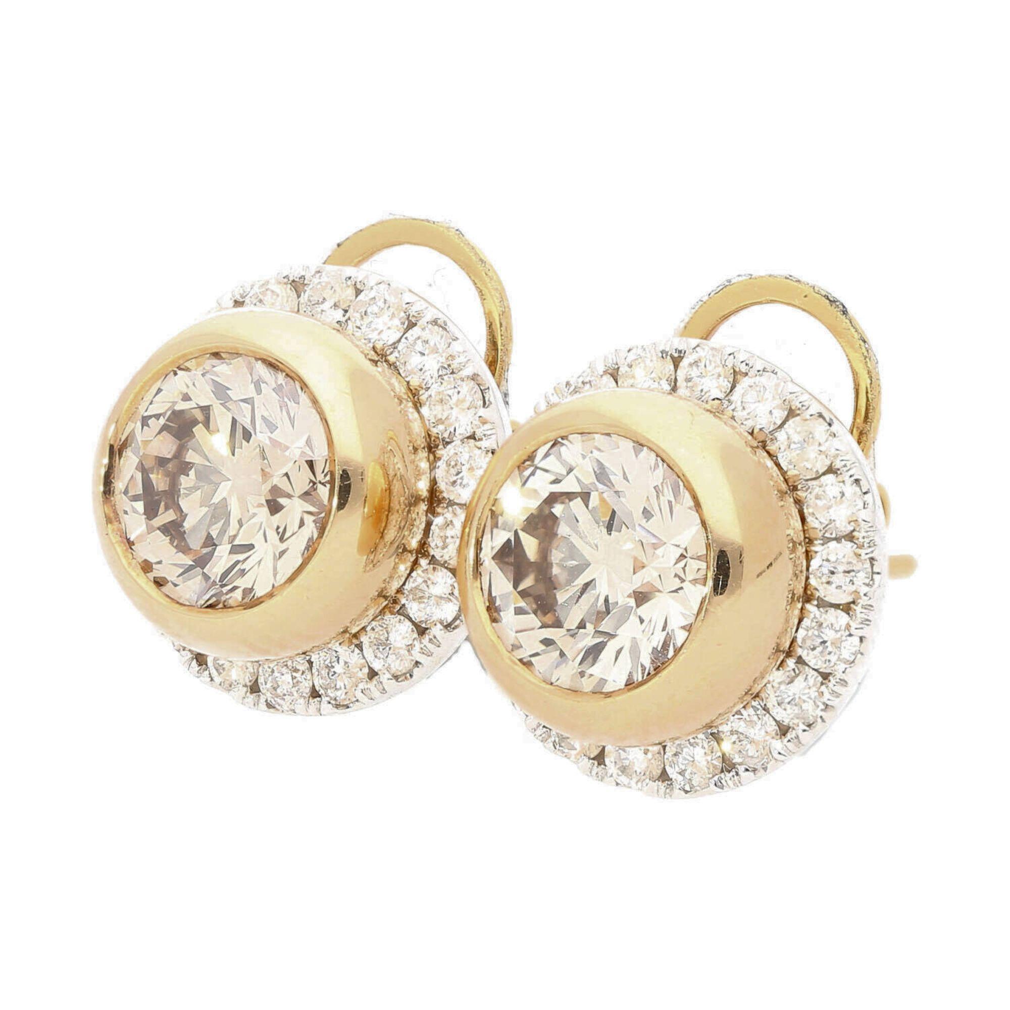 Orecchini con castone e aureola in oro 18 carati con diamante marrone Fancy da 3,10 carati In condizioni buone in vendita a Miami, FL