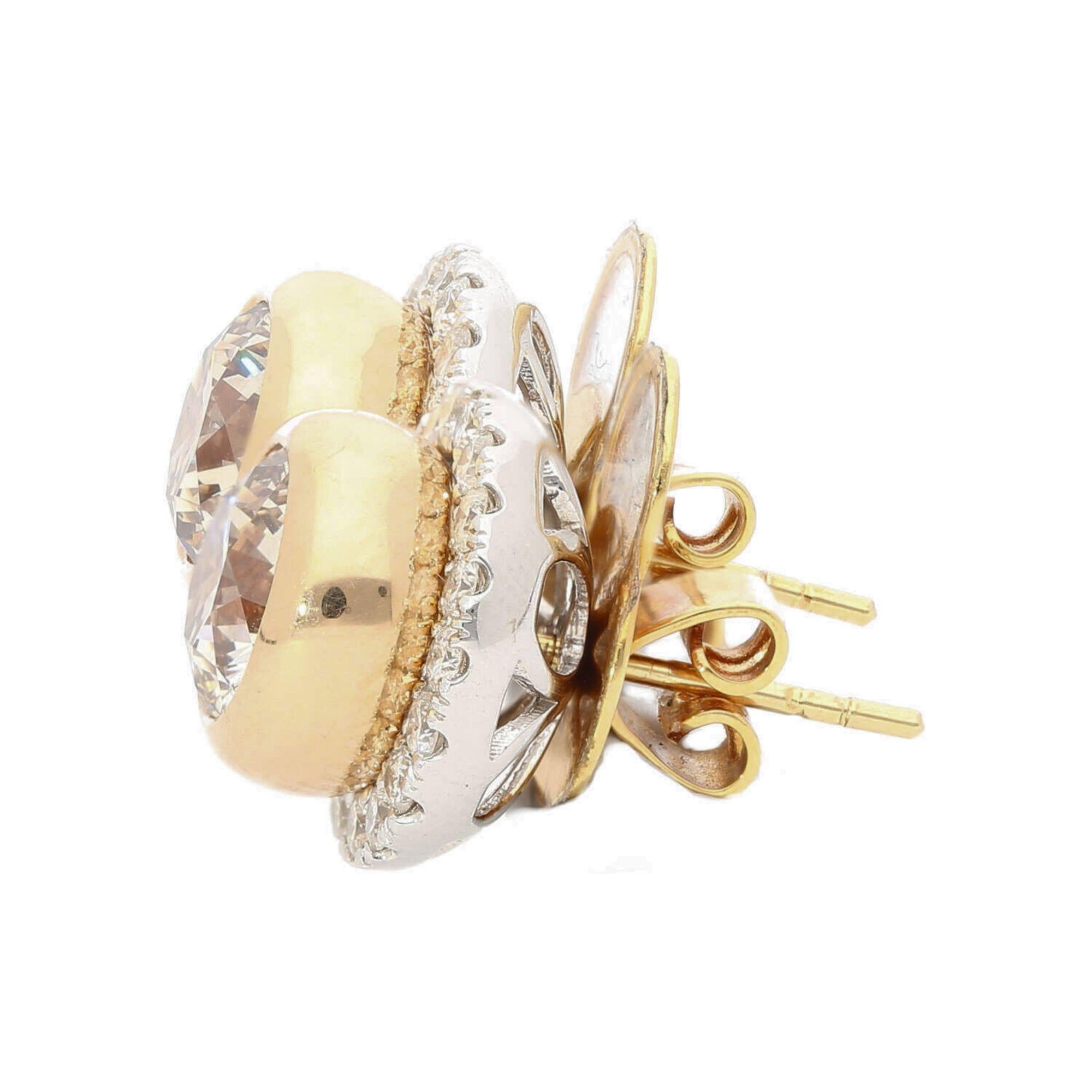 Orecchini con castone e aureola in oro 18 carati con diamante marrone Fancy da 3,10 carati in vendita 1