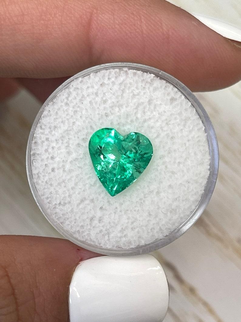 3.10 Carat Heart-Cut Colombian Emerald  Yellowish Green 10.2x9.8 Loose Gemstone In New Condition For Sale In Jupiter, FL