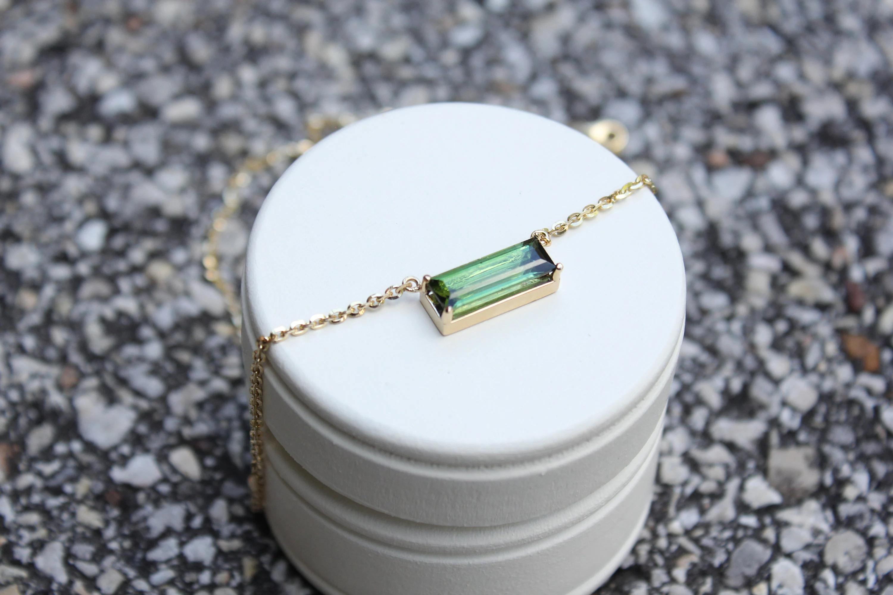 Taglio smeraldo Collana con ciondolo in oro 14k con tormalina verde naturale da 3,10 carati in vendita