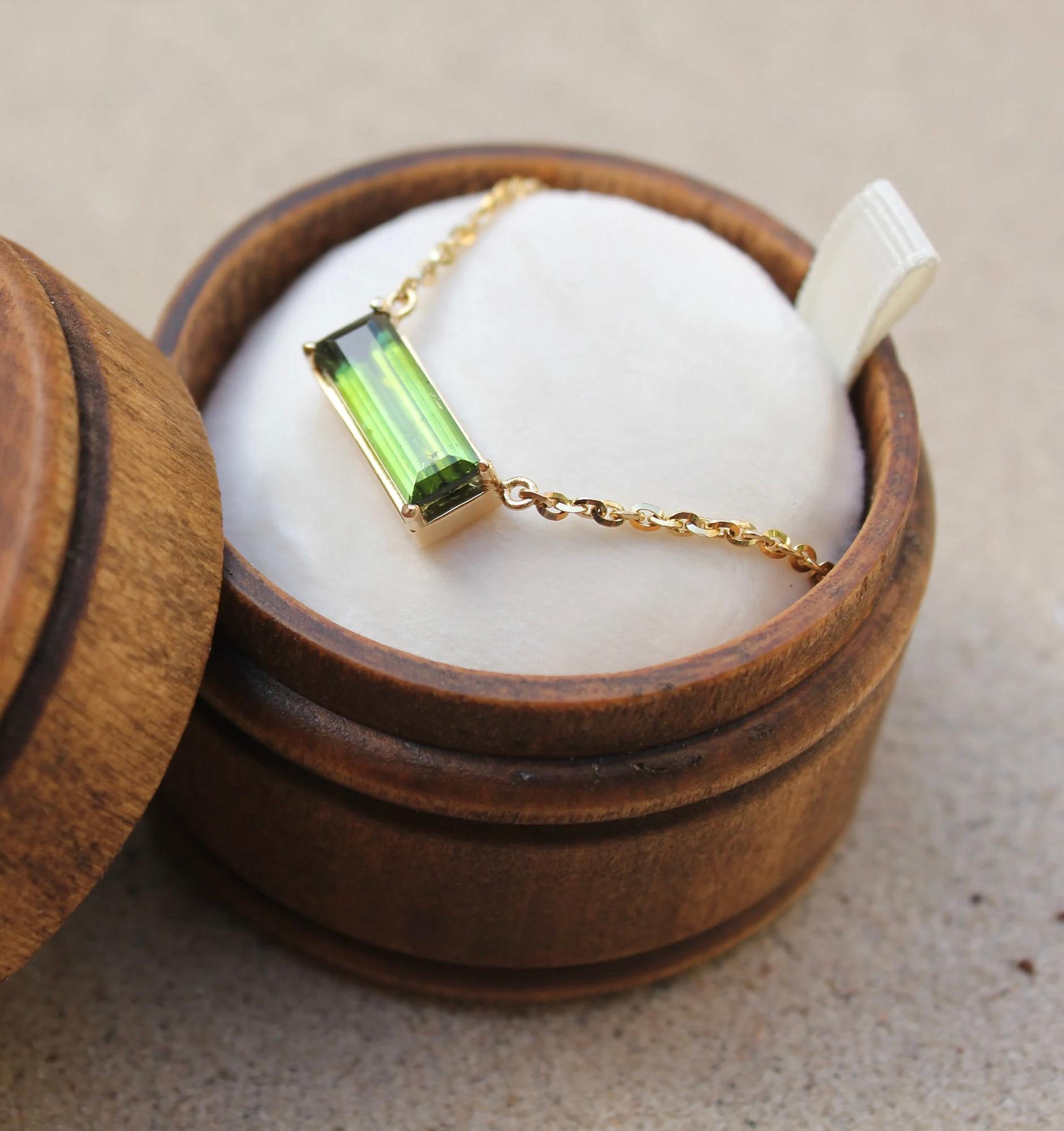 Collana con ciondolo in oro 14k con tormalina verde naturale da 3,10 carati In condizioni Nuovo in vendita a Houston, TX