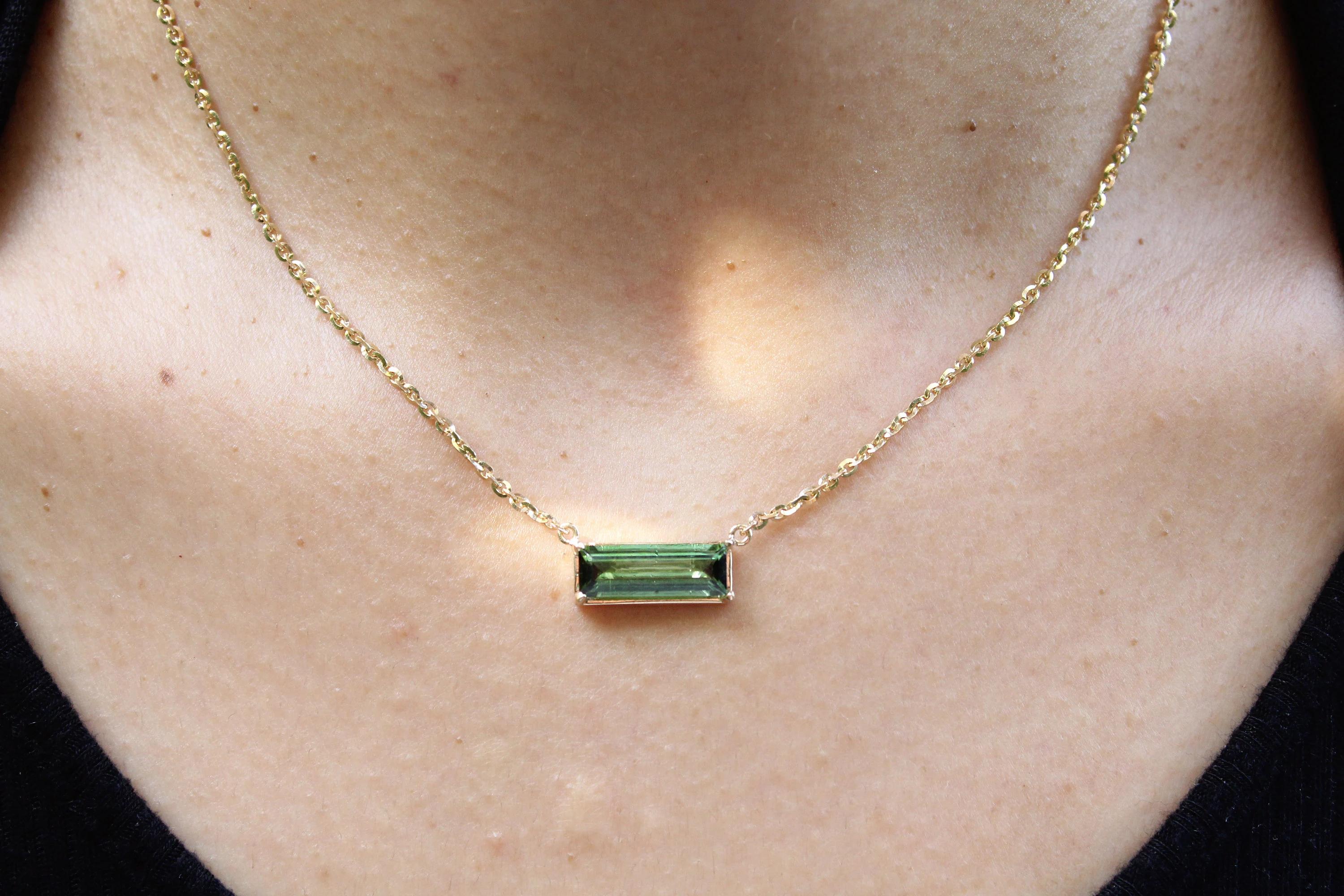 Donna Collana con ciondolo in oro 14k con tormalina verde naturale da 3,10 carati in vendita