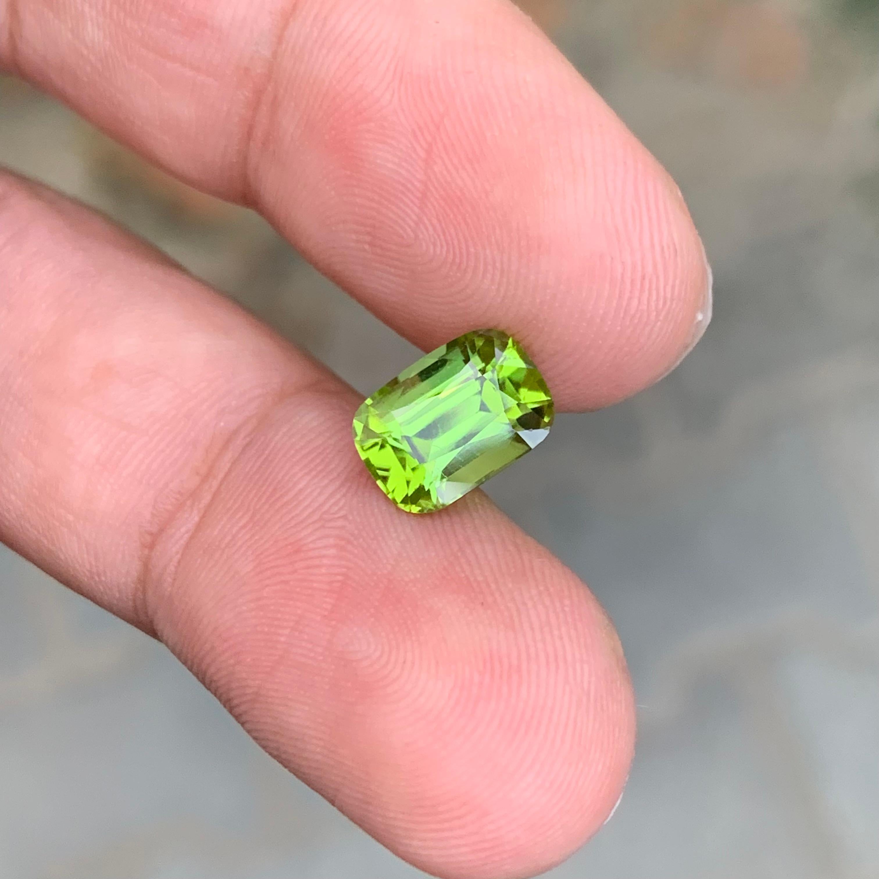 3.10 Karat Natürlicher loser Apfelgrüner Peridot Cushion Shape Edelstein (Kissenschliff) im Angebot