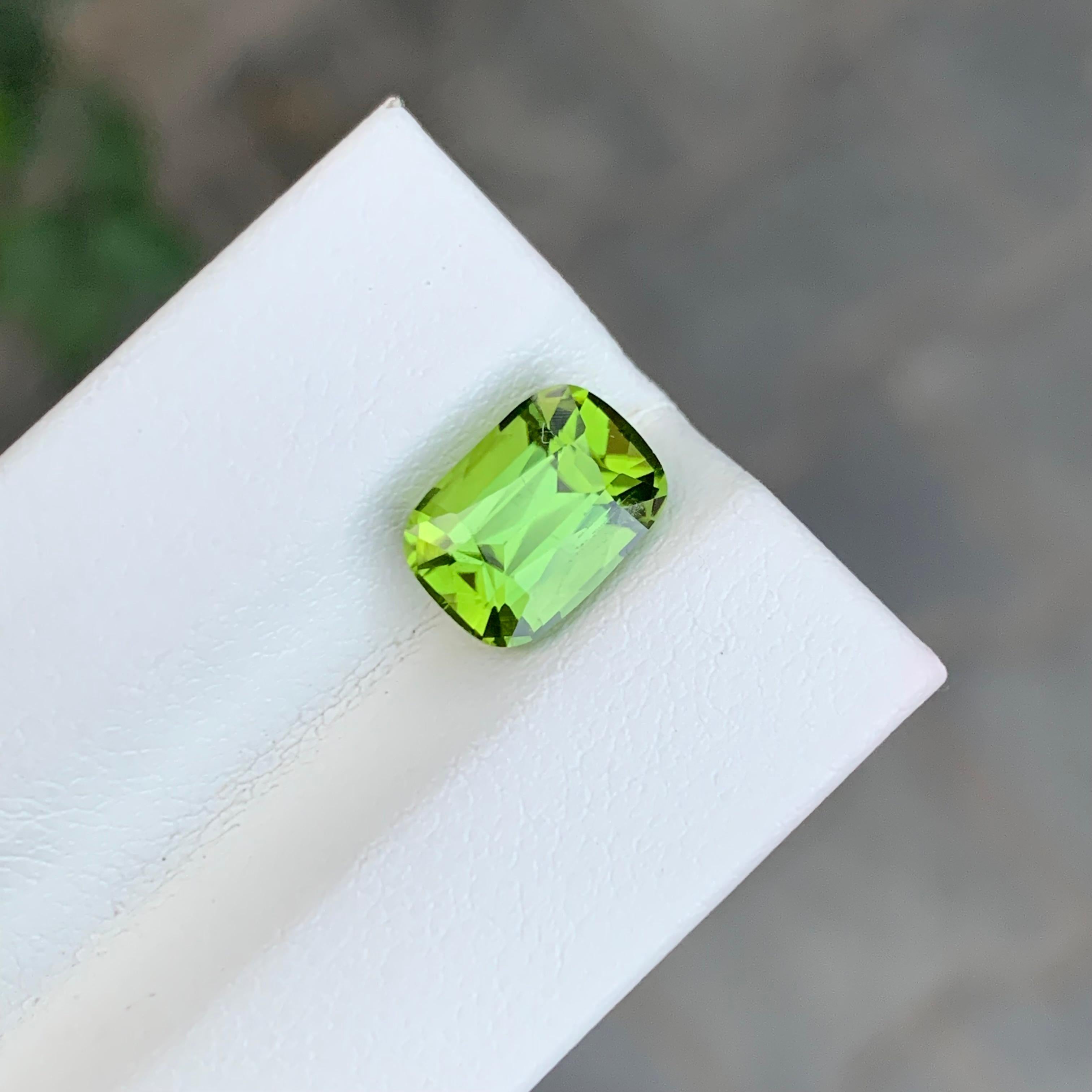 3.10 Karat Natürlicher loser Apfelgrüner Peridot Cushion Shape Edelstein im Zustand „Neu“ im Angebot in Peshawar, PK