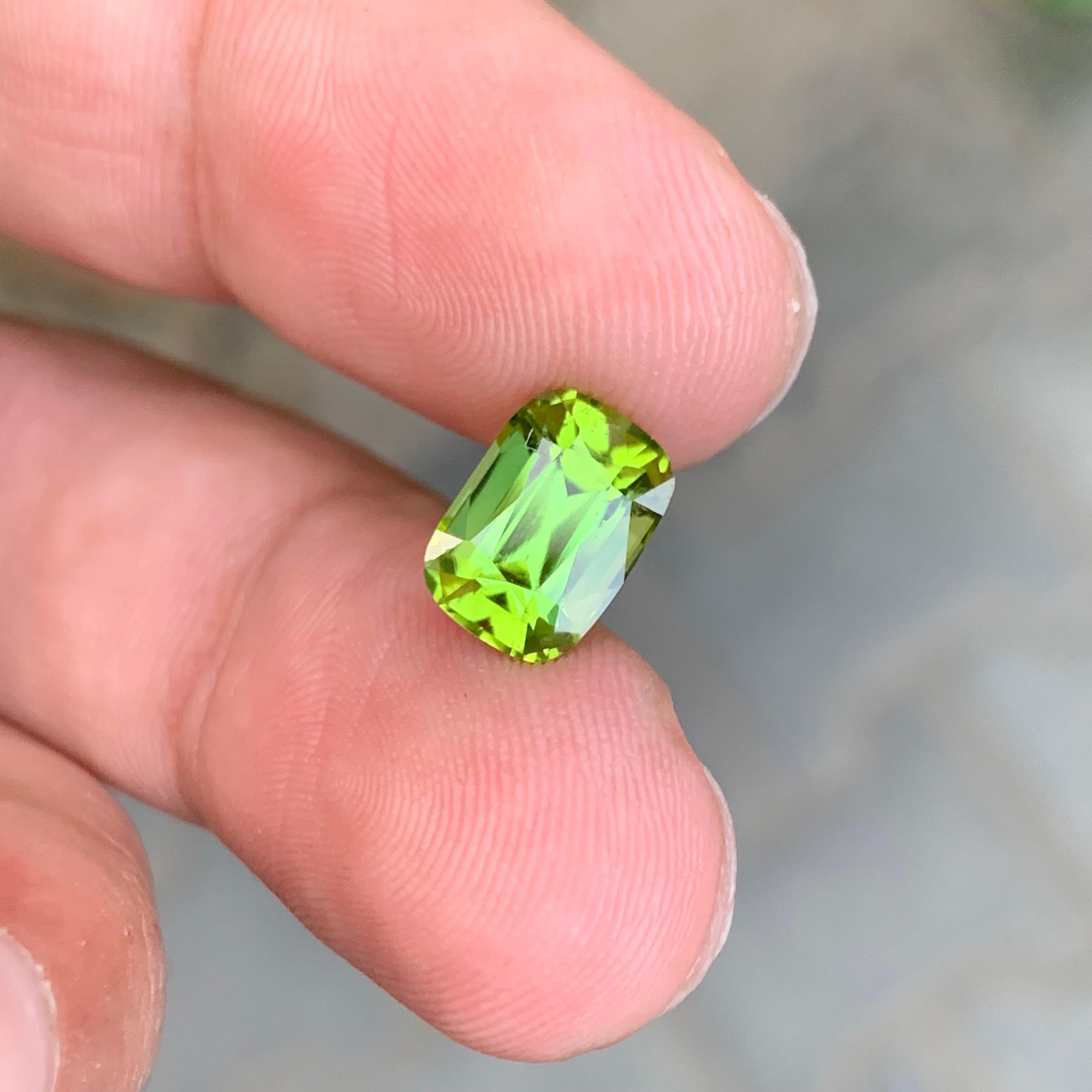 3.10 Karat Natürlicher loser Apfelgrüner Peridot Cushion Shape Edelstein im Angebot 1