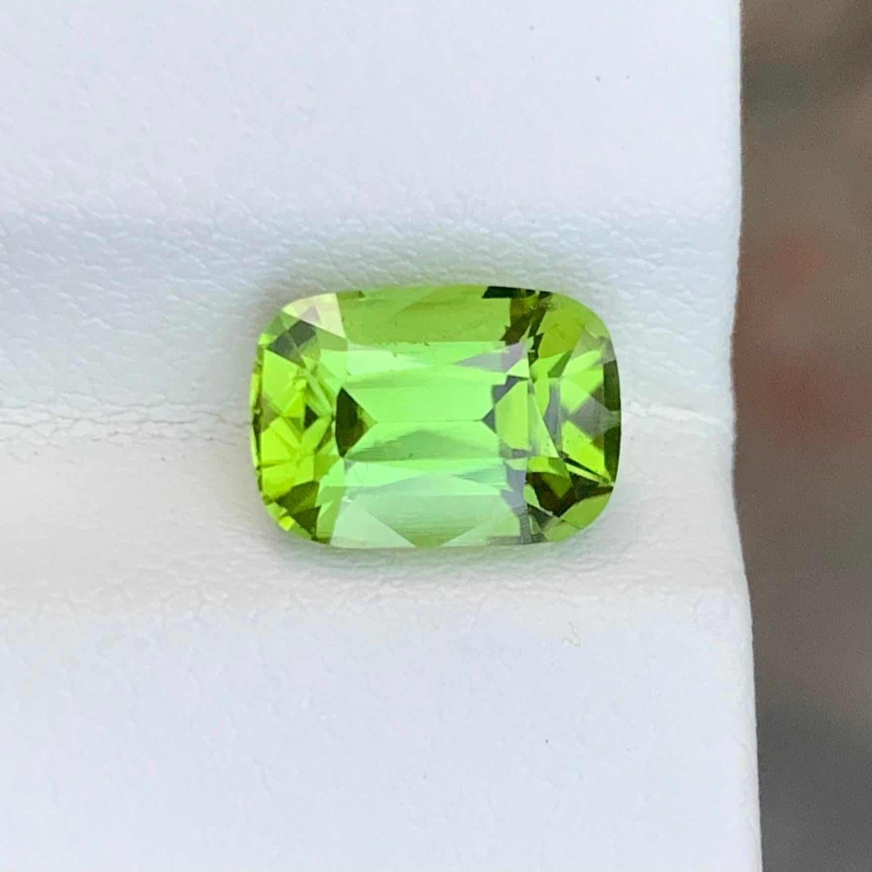 3.10 Karat Natürlicher loser Apfelgrüner Peridot Cushion Shape Edelstein im Angebot 2