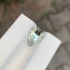 Gema de amatista verde suelta en forma de pera de 3.10 quilates naturales