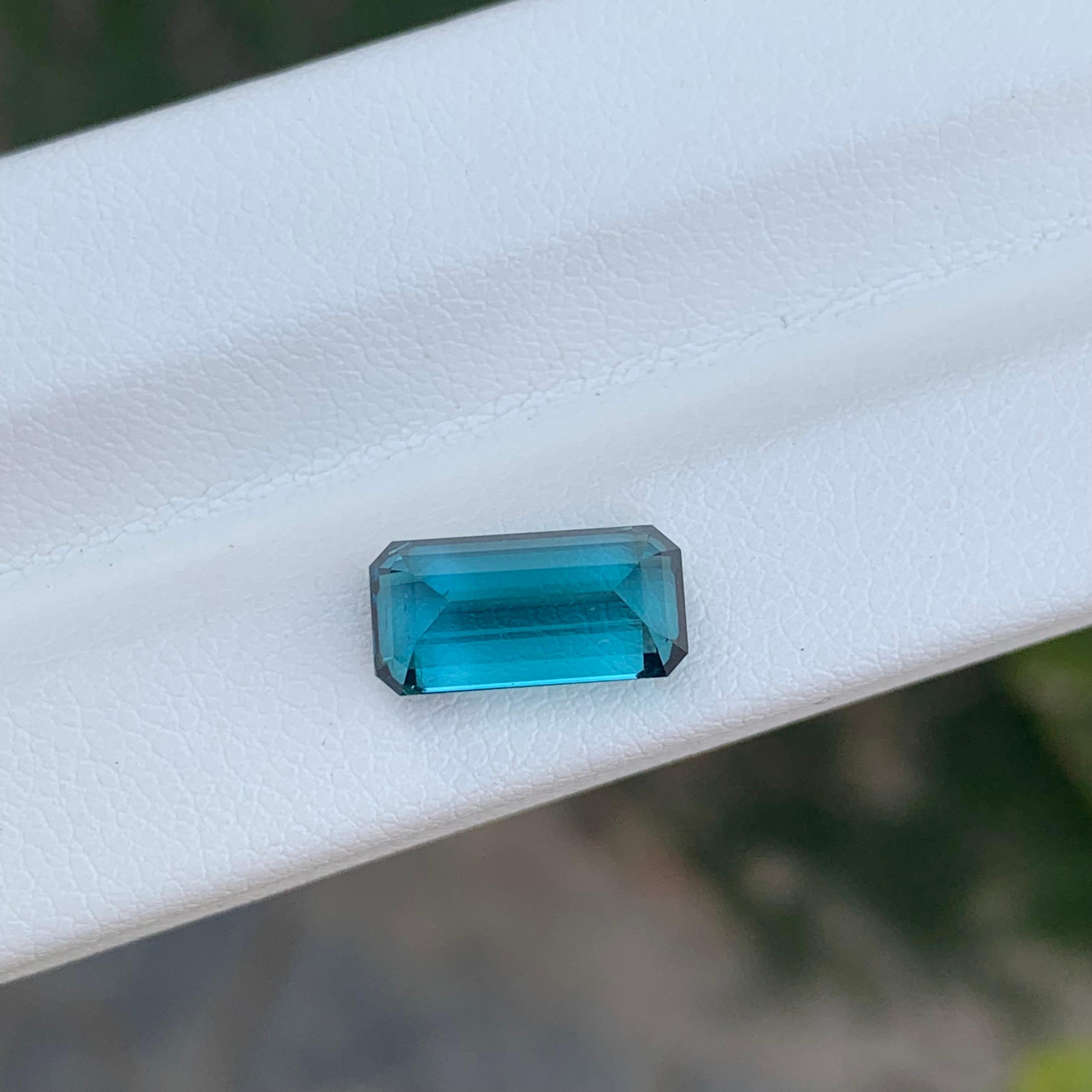 Facettierter Indicolith Turmalin

Gewicht: 3,10 Karat
Abmessung: 11.4 x 5.6 x 5.2 Mm 
Farbe: Blau
Behandlung: Nicht
Zertifikat: Auf Kundenwunsch
Die Form: Smaragd


Der Turmalin ist ein faszinierender Edelstein, der für seine bemerkenswerte