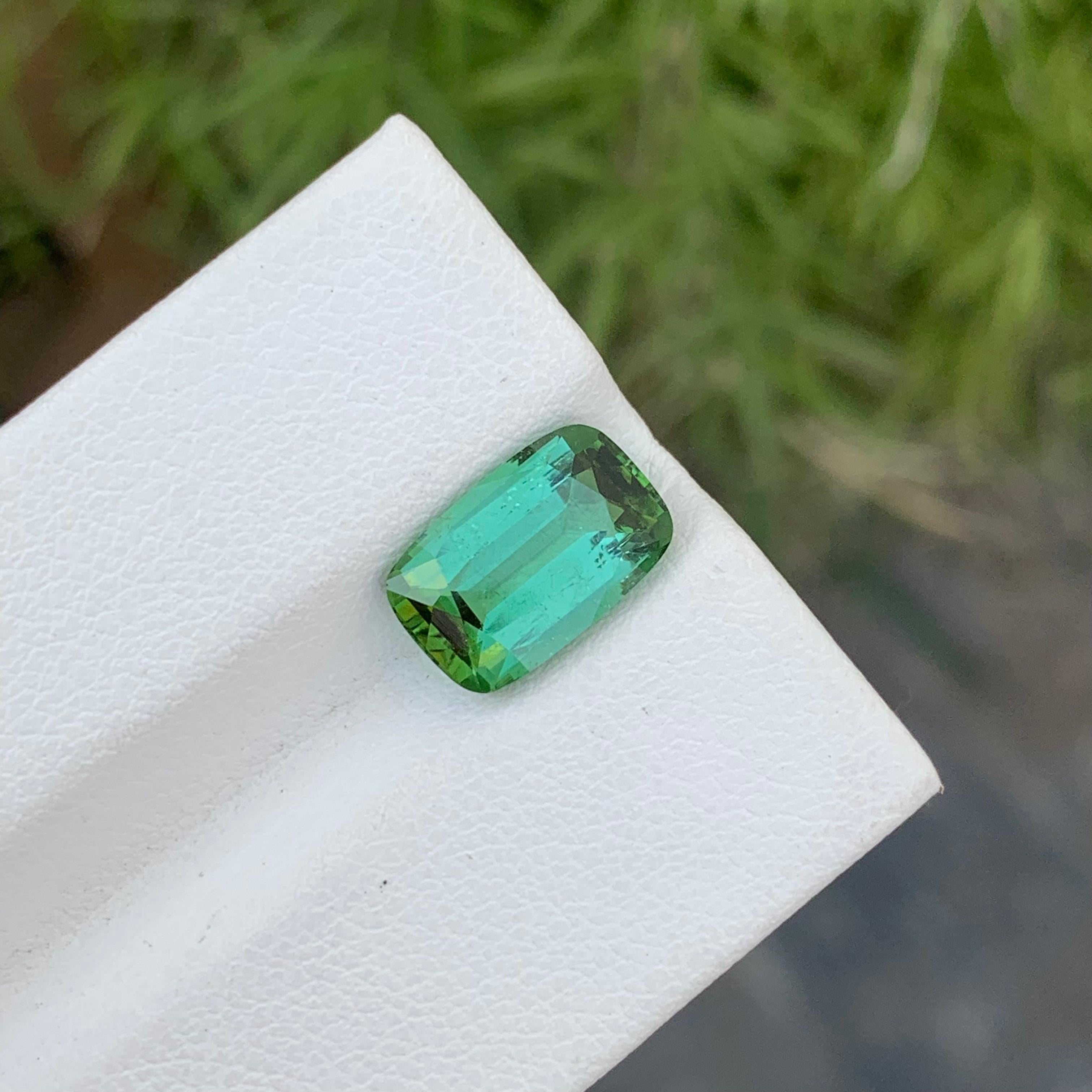 Tourmaline verte menthe non sertie de 3,10 carats, pierre précieuse taille coussin pour bague  en vente 4