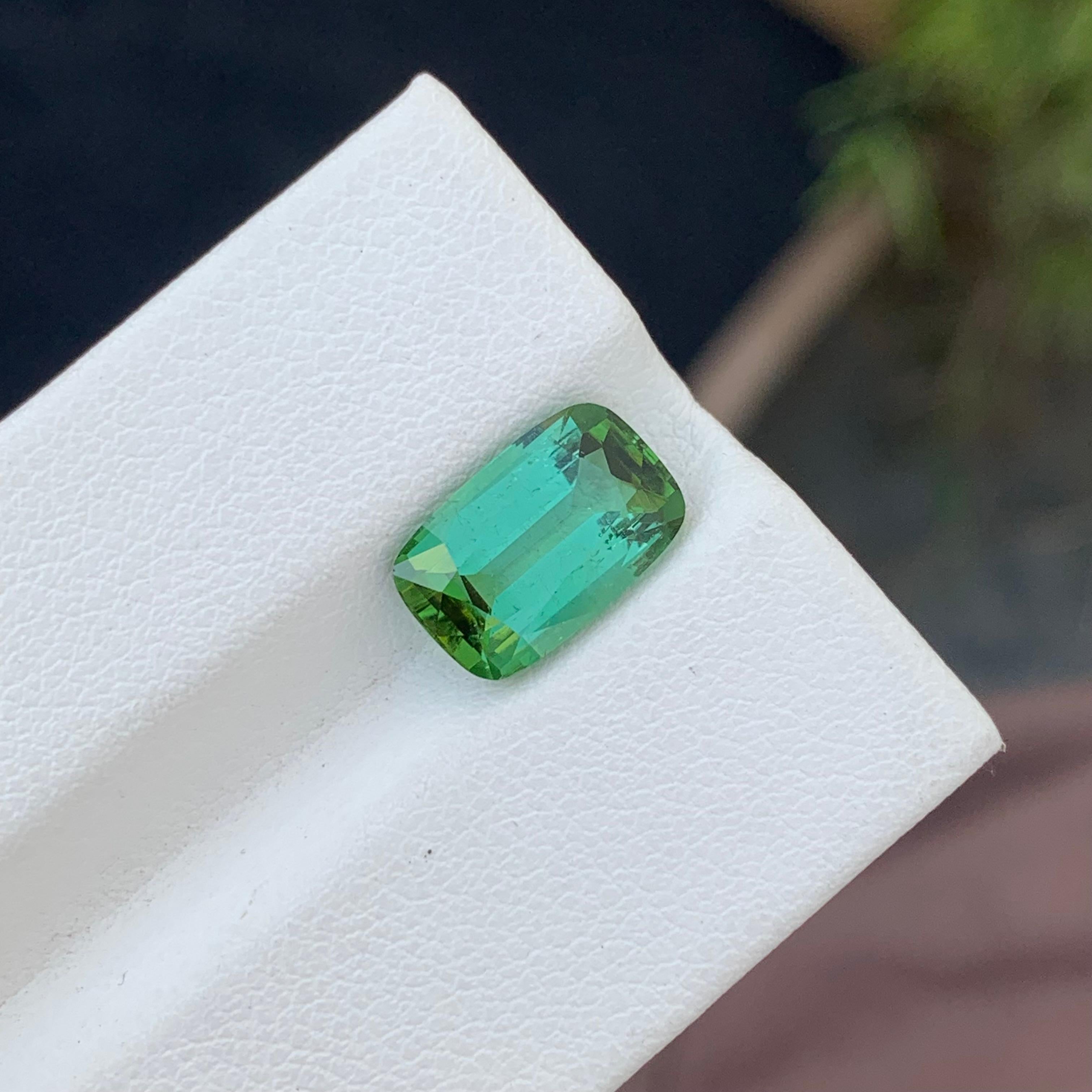 Tourmaline verte menthe non sertie de 3,10 carats, pierre précieuse taille coussin pour bague  en vente 1