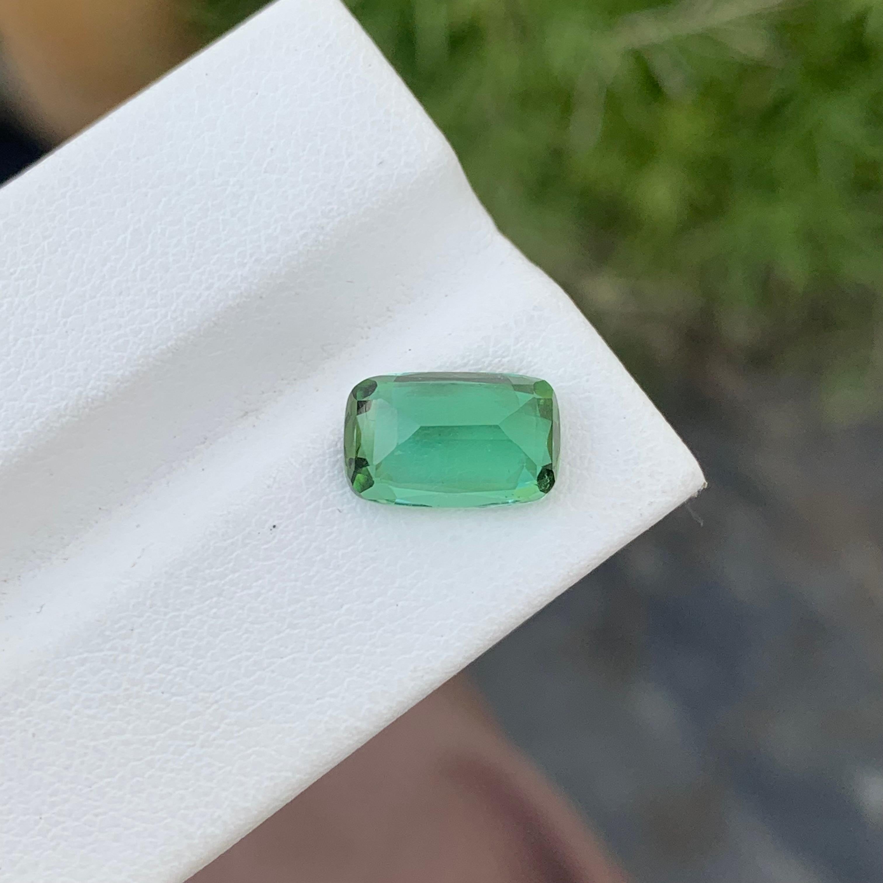 Tourmaline verte menthe non sertie de 3,10 carats, pierre précieuse taille coussin pour bague  en vente 3