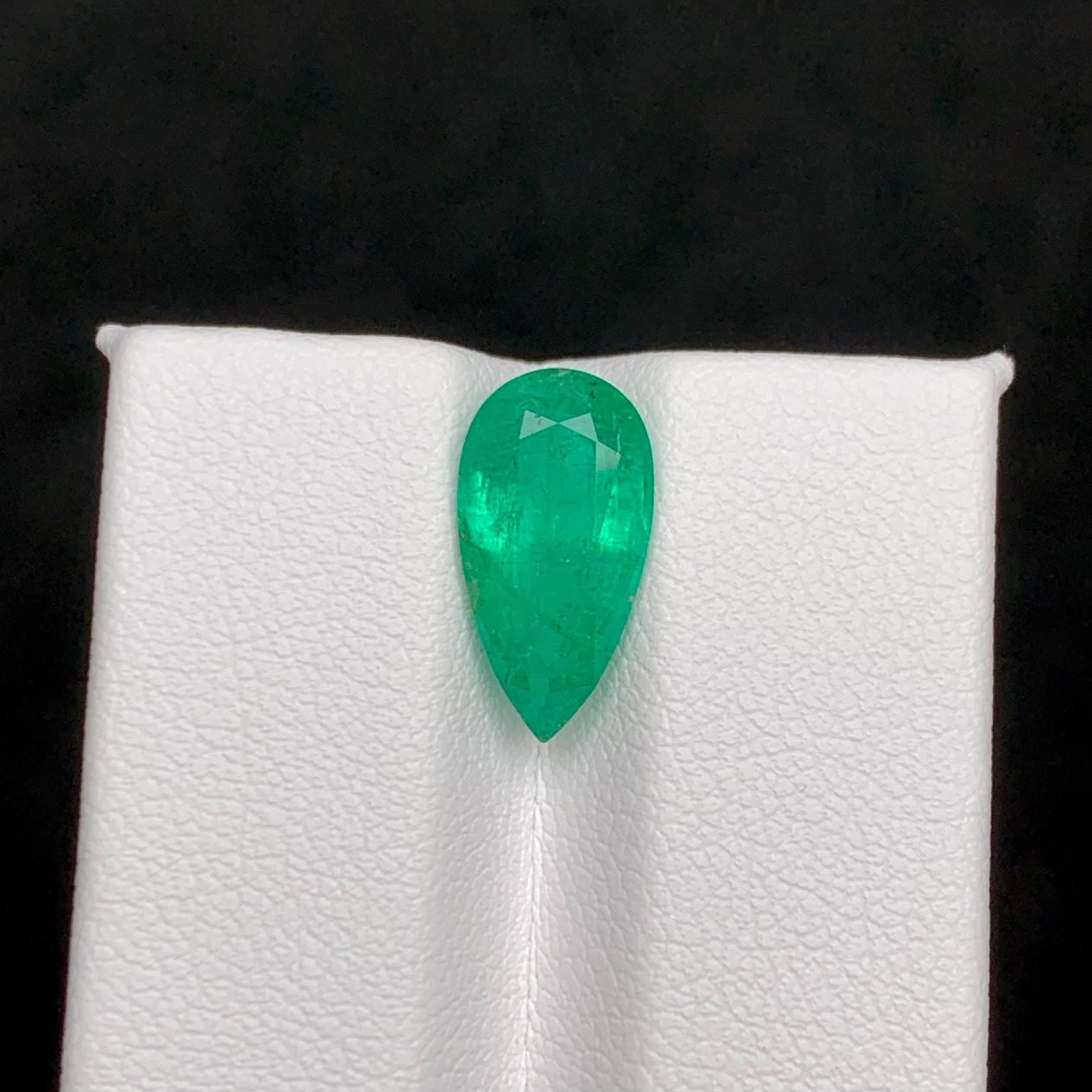 Peso 3,10 carati 
Dimensioni 14,1x7,4x5,2 mm
Trattamento Nessuno
Origine Afghanistan
Chiarezza SI
Forma Taglio a pera




La pietra Natural Elegance sfusa da 3,10 carati è una gemma straordinaria, tagliata in un'elegante forma a pera che mette in