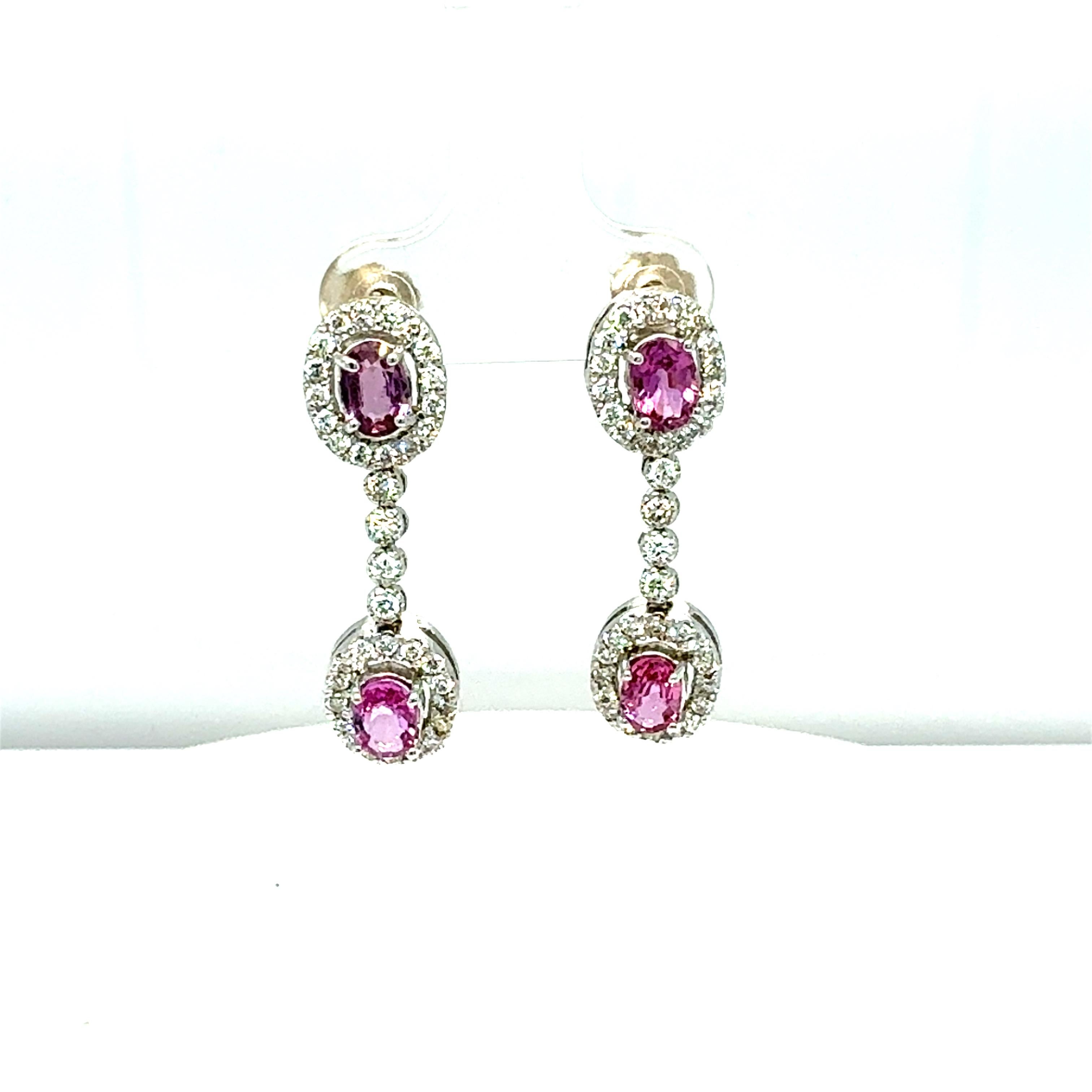 Orecchini pendenti in oro bianco con zaffiro rosa naturale e diamante da 3,10 carati

Questi splendidi orecchini sono un perfetto paio di orecchini alti per ogni occasione.
Specifiche dell'articolo:

2 Zaffiri rosa naturali di taglio ovale del peso