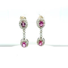 Orecchini pendenti in oro bianco con zaffiro rosa naturale e diamante da 3,10 carati