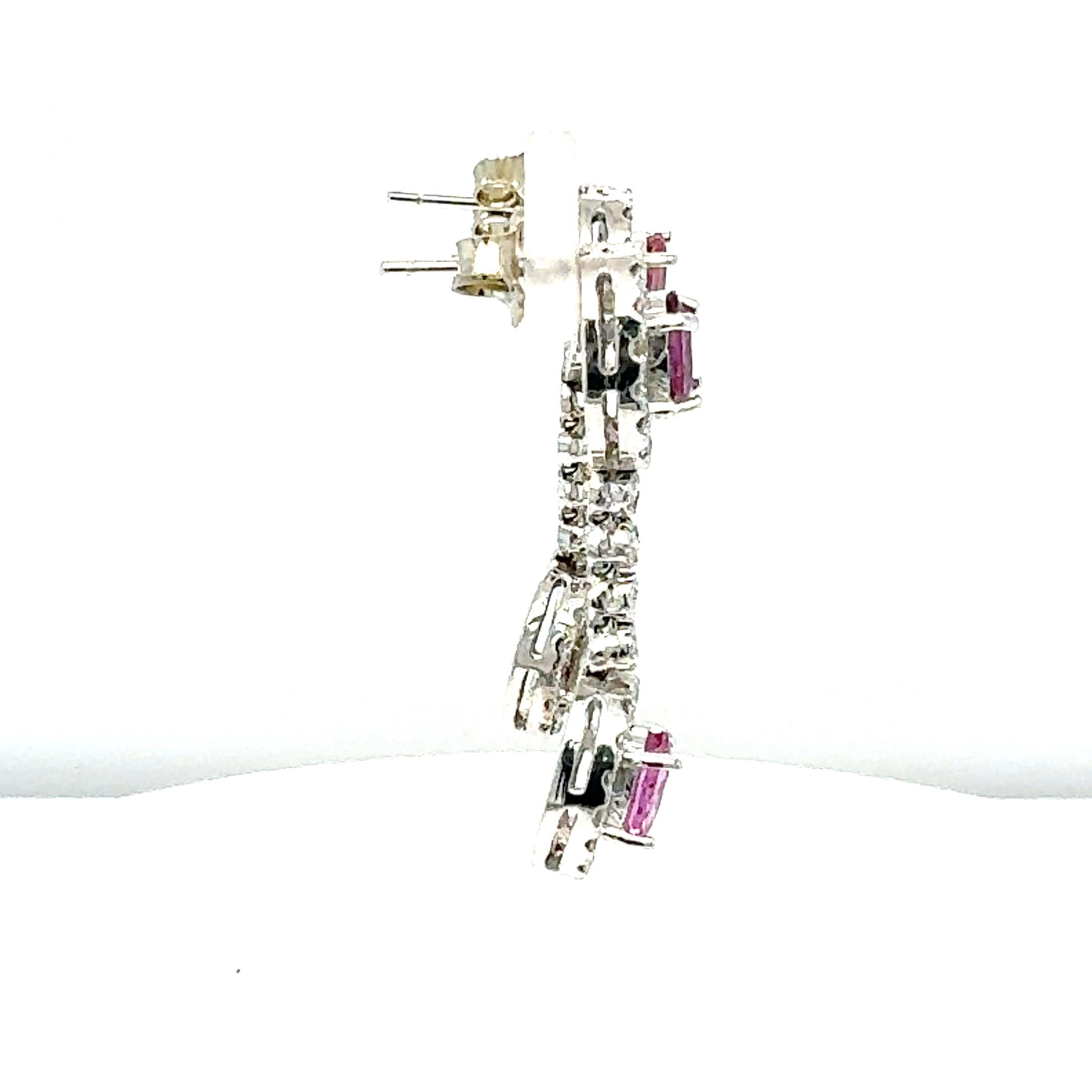 Contemporaneo Orecchini pendenti in oro bianco con zaffiro rosa naturale e diamante da 3,10 carati in vendita