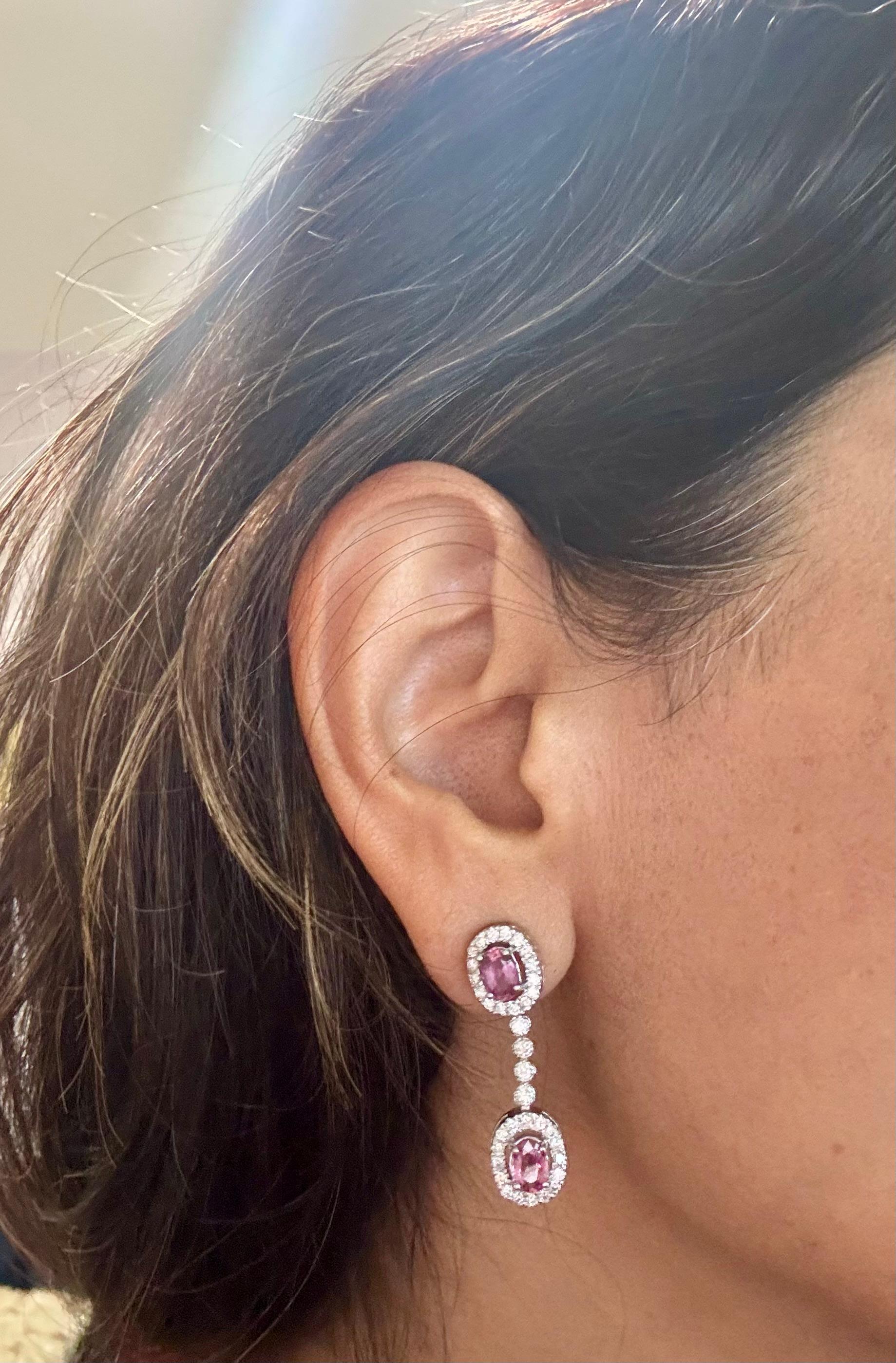 Orecchini pendenti in oro bianco con zaffiro rosa naturale e diamante da 3,10 carati In condizioni Nuovo in vendita a Los Angeles, CA