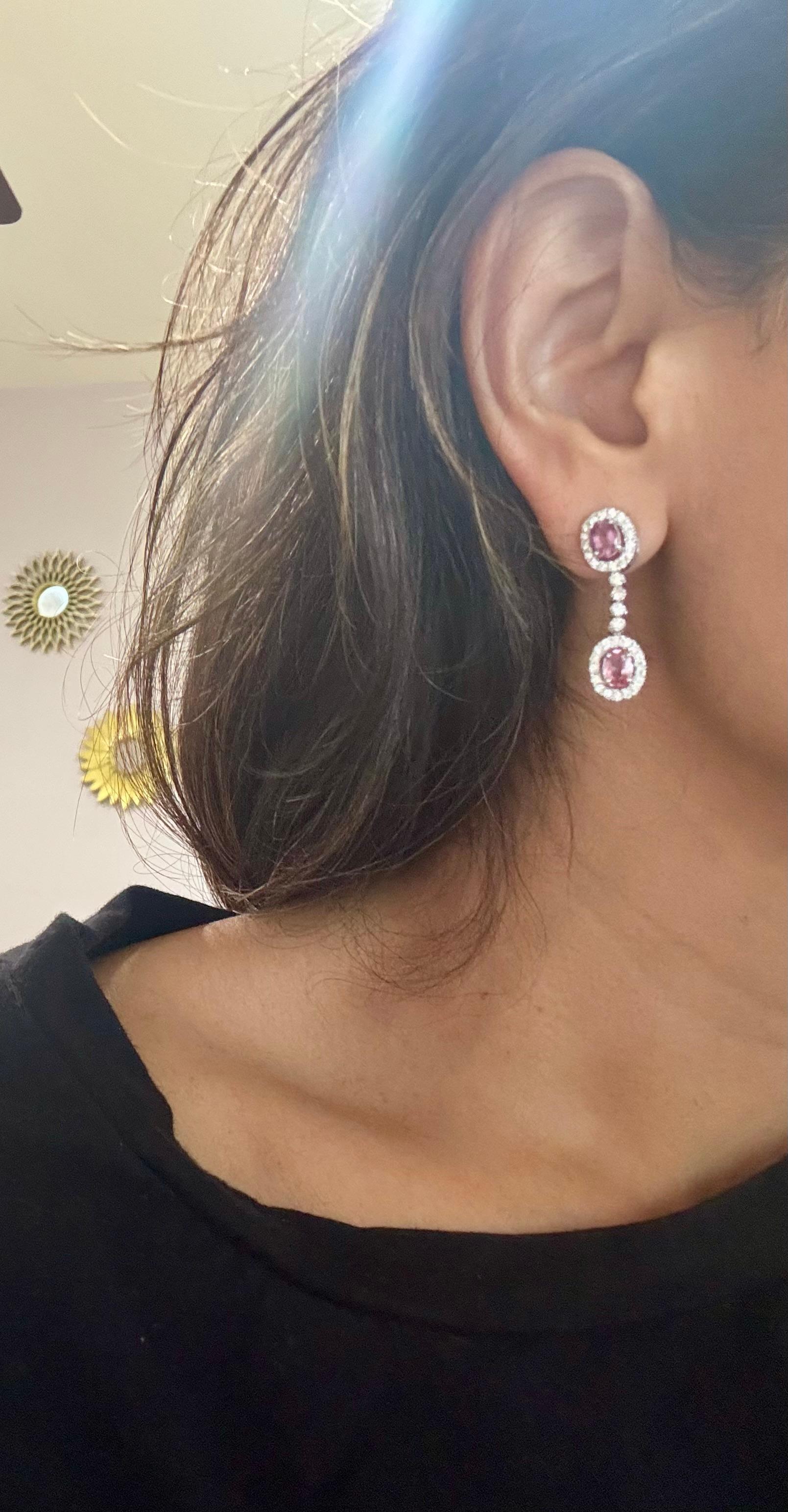 Donna Orecchini pendenti in oro bianco con zaffiro rosa naturale e diamante da 3,10 carati in vendita