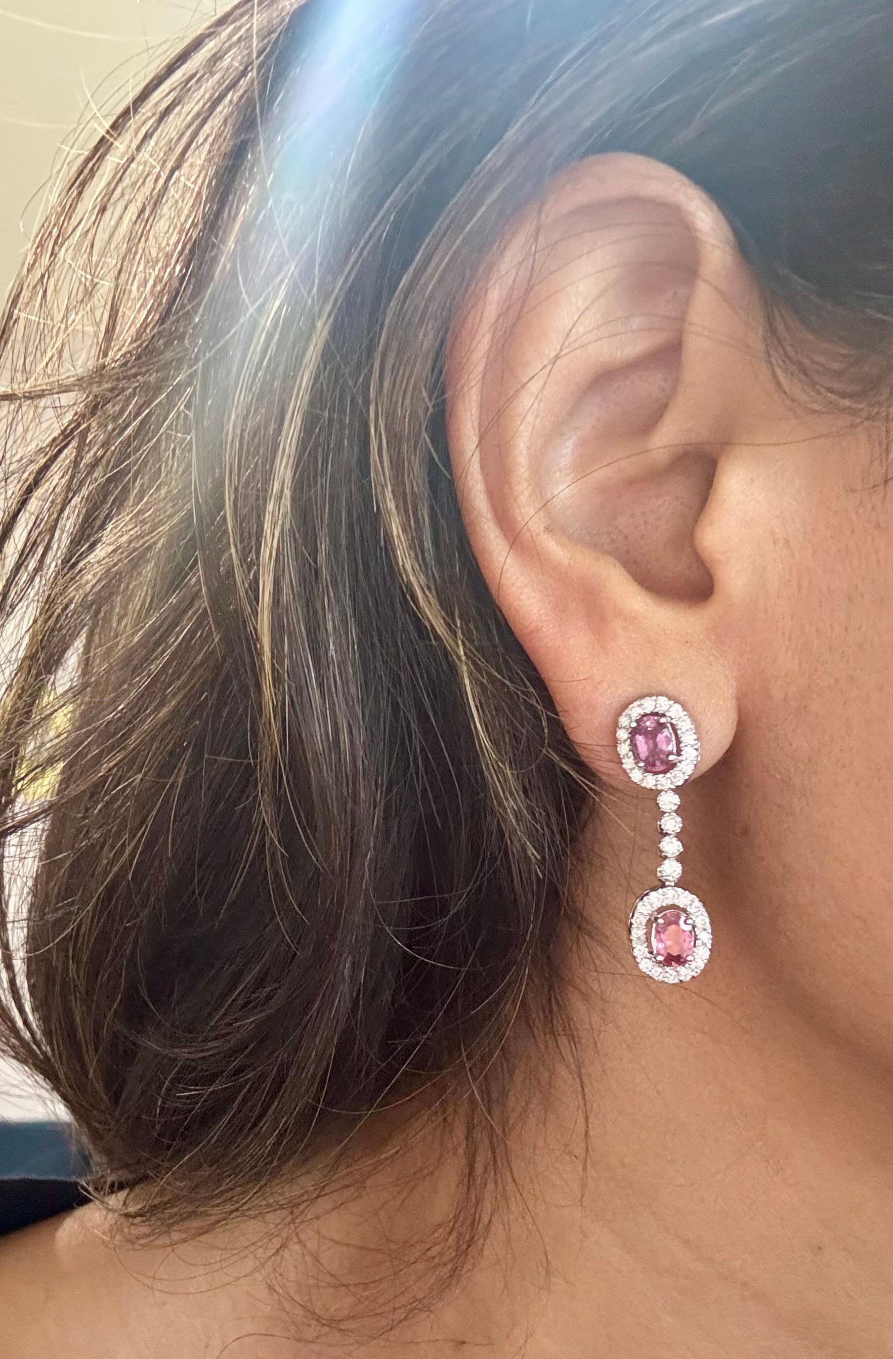 Orecchini pendenti in oro bianco con zaffiro rosa naturale e diamante da 3,10 carati in vendita 1