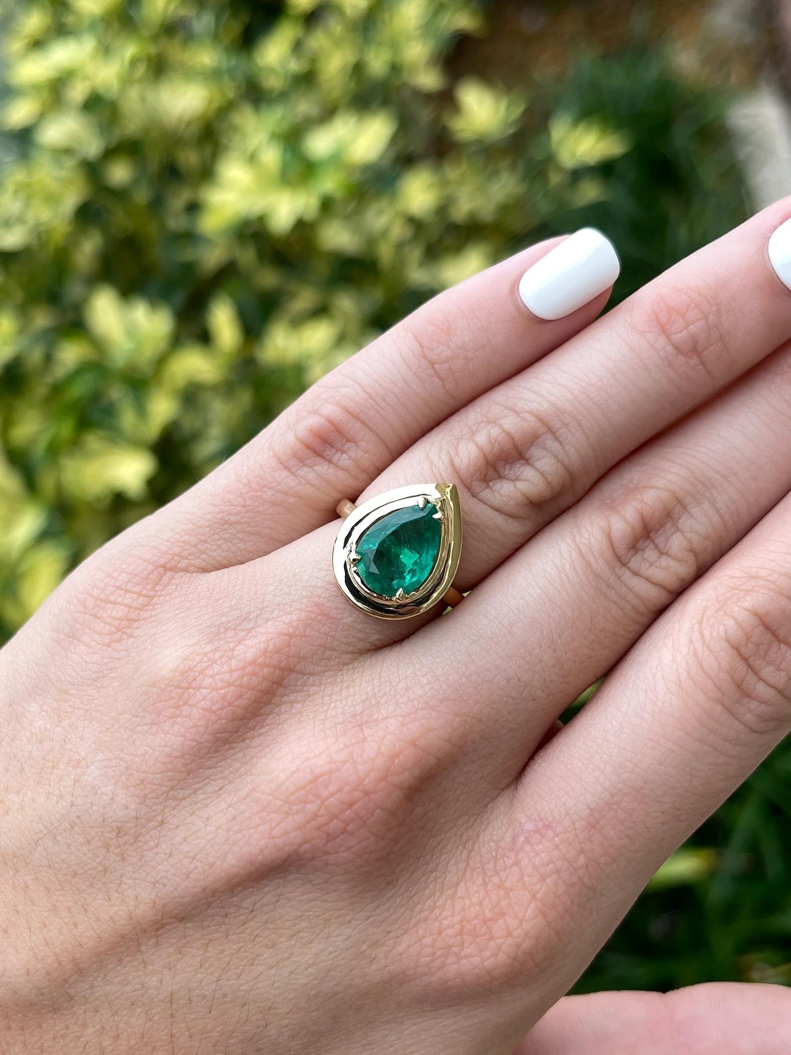 3,10 Karat Smaragd im Birnenschliff Smaragd Solitär Halb Lünette Statement-Ring Gold 18K (Moderne) im Angebot