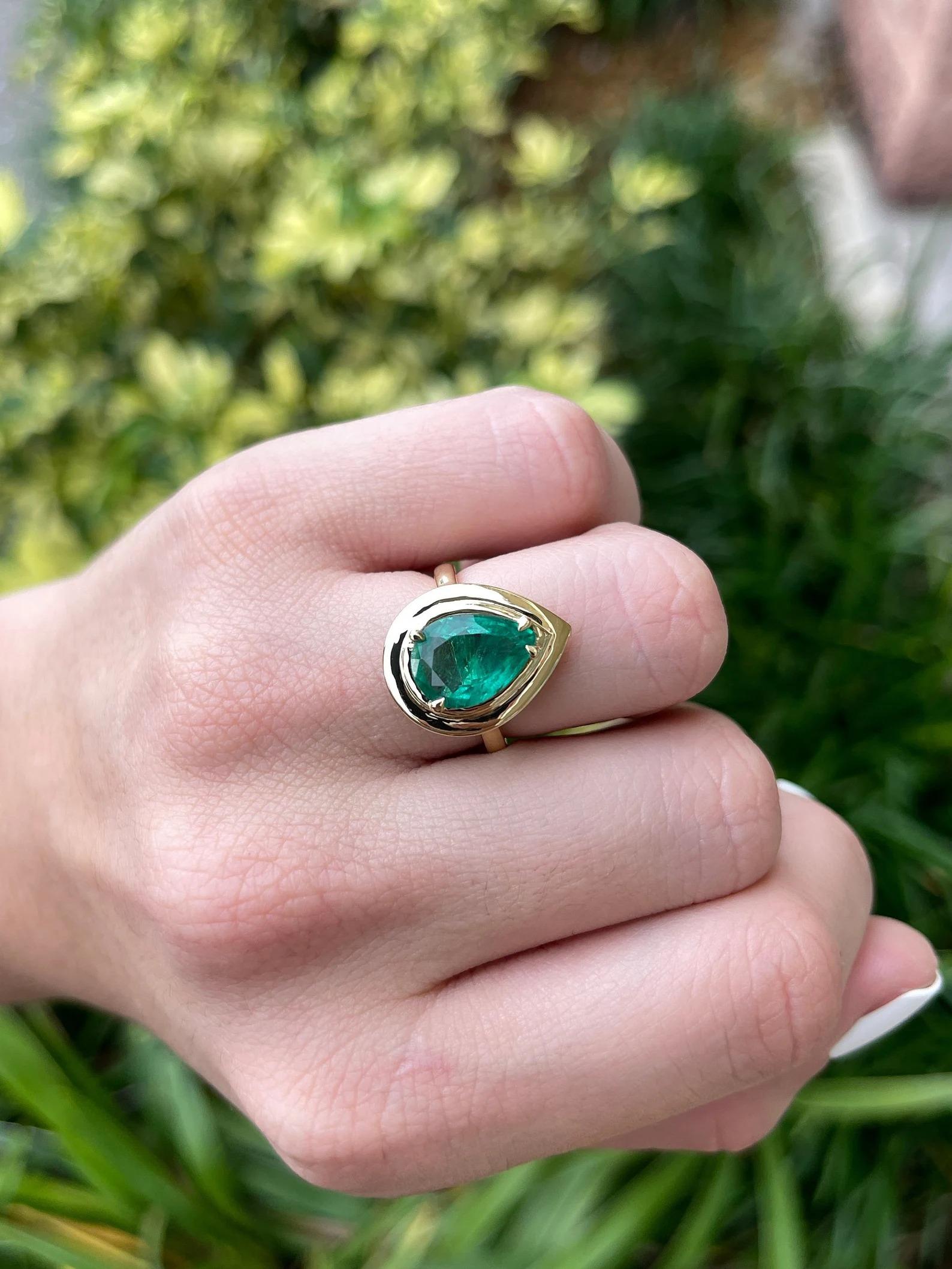 3,10 Karat Smaragd im Birnenschliff Smaragd Solitär Halb Lünette Statement-Ring Gold 18K im Zustand „Neu“ im Angebot in Jupiter, FL