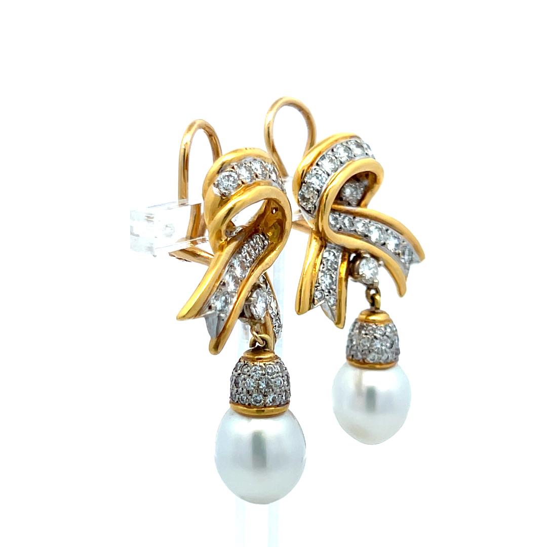 Orecchini pendenti con perle 14K YG con diamante tondo brillante da 3,10 carati 10,05-11,2MM in vendita 1