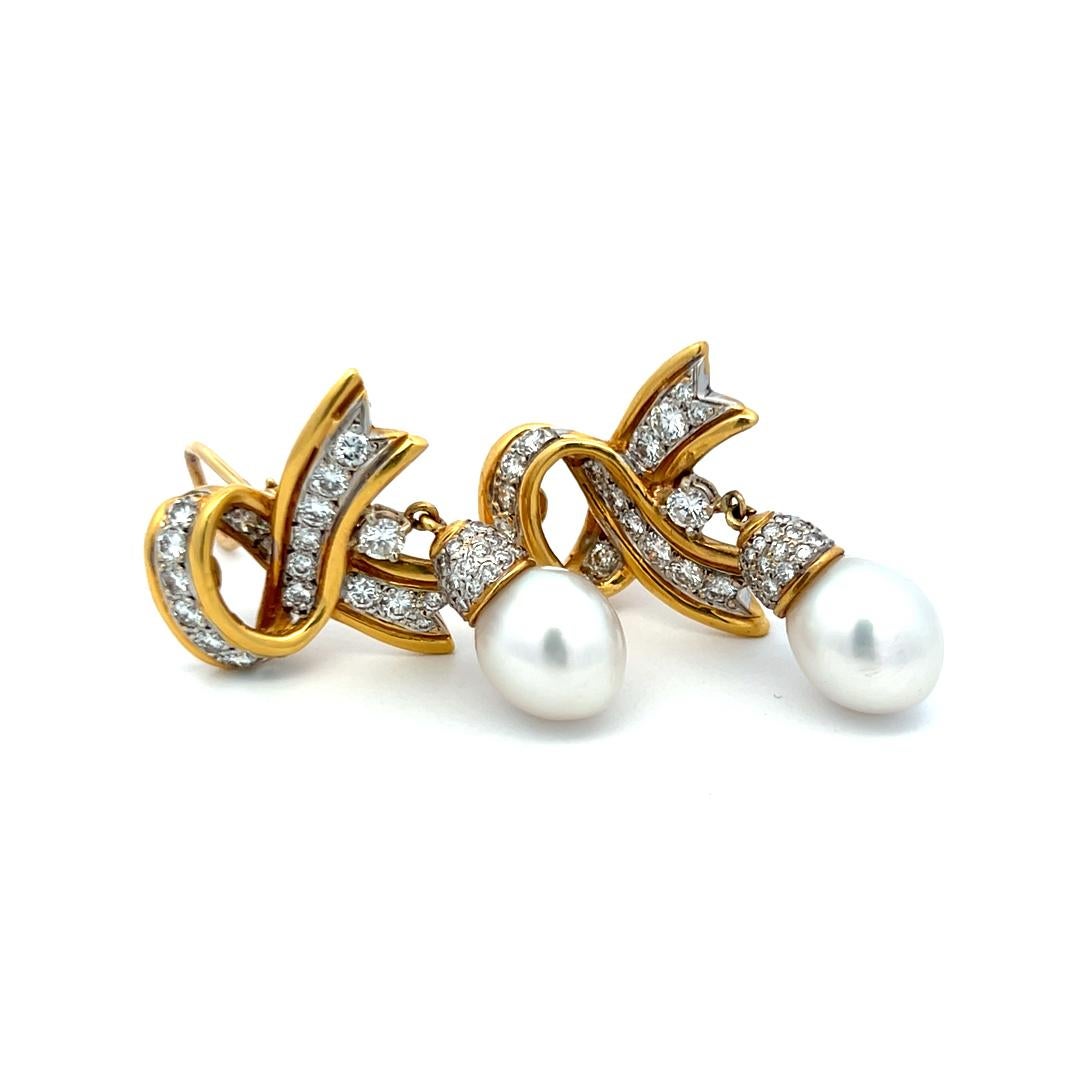 Orecchini pendenti con perle 14K YG con diamante tondo brillante da 3,10 carati 10,05-11,2MM in vendita 2