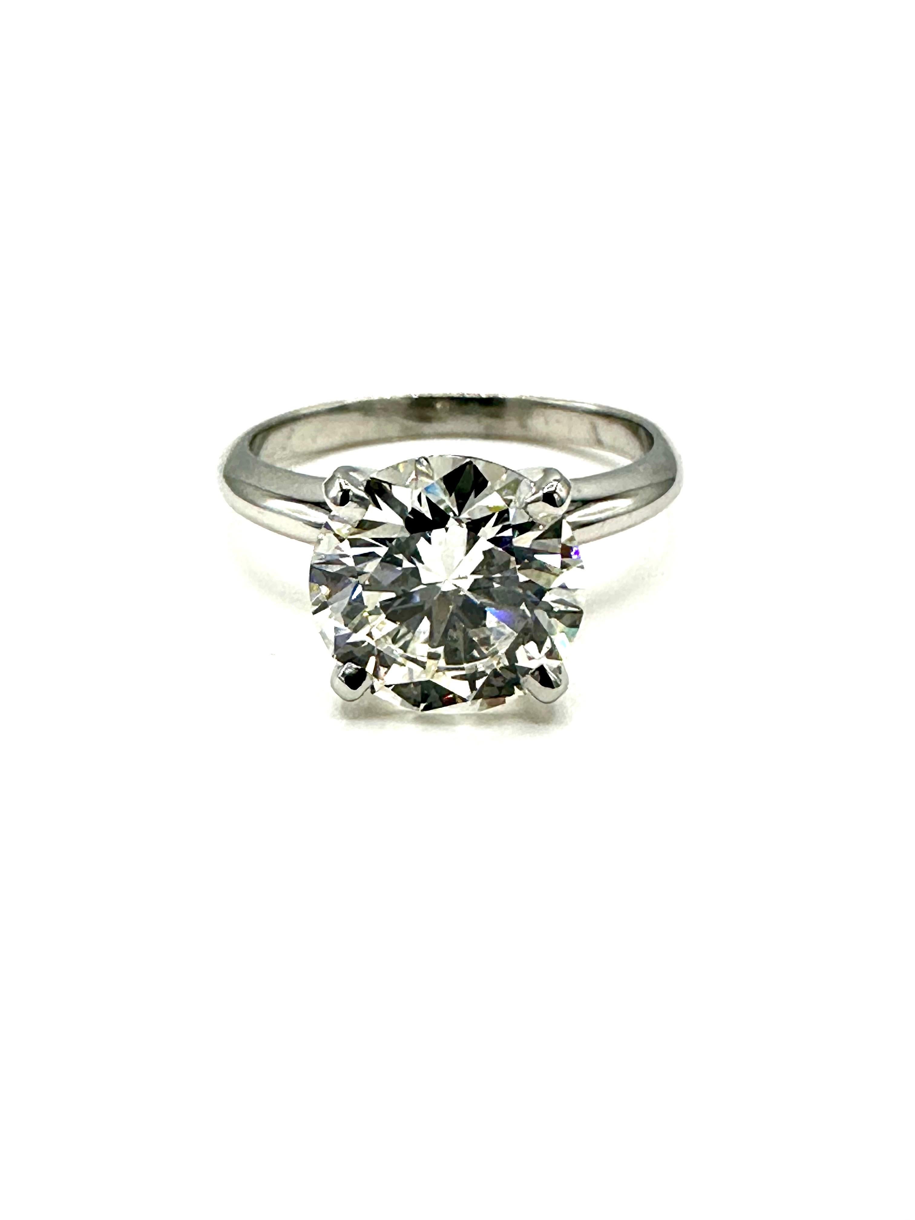 Une magnifique bague de fiançailles en diamant rond et brillant et en platine !  Le diamant est serti dans un solitaire à quatre branches en 