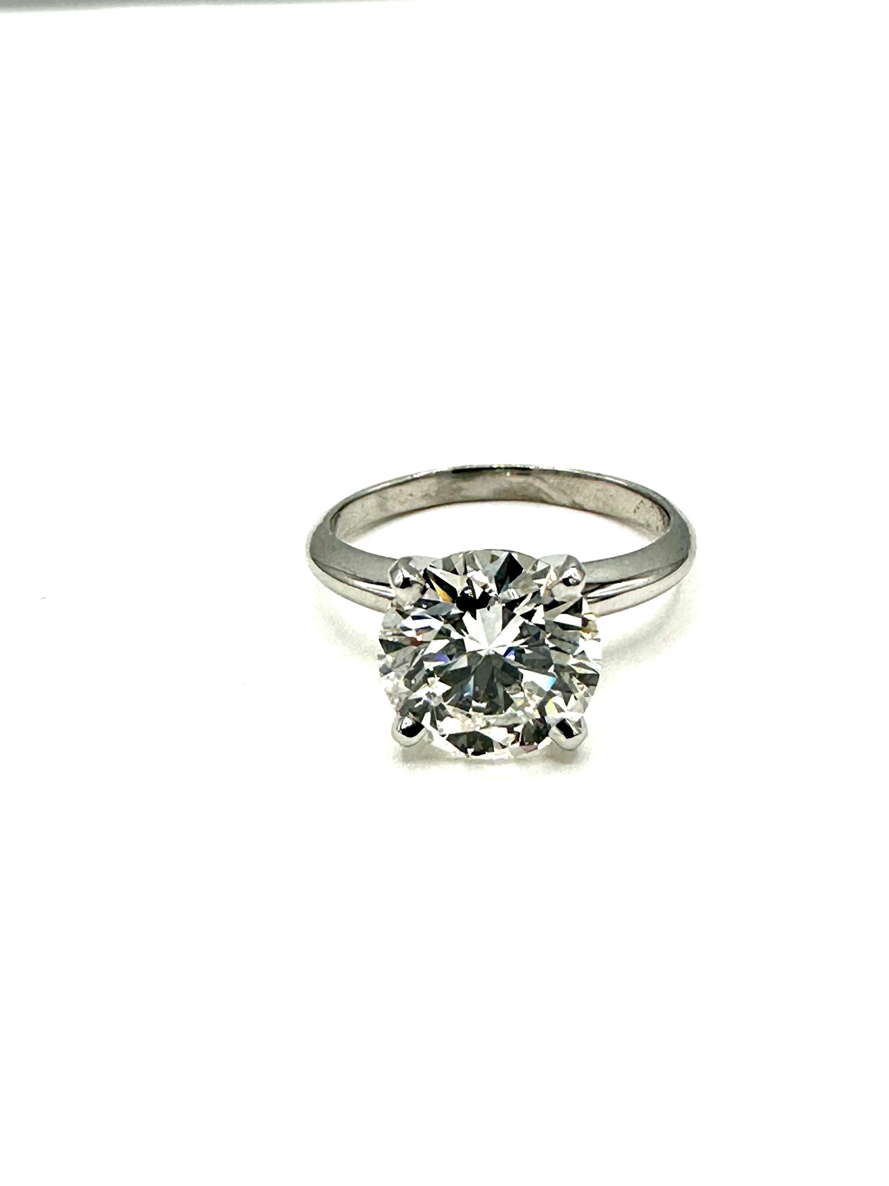Women's 3.10 Carat Round Brilliant Diamond and Platinum Solitaire Engagement Ring For Sale