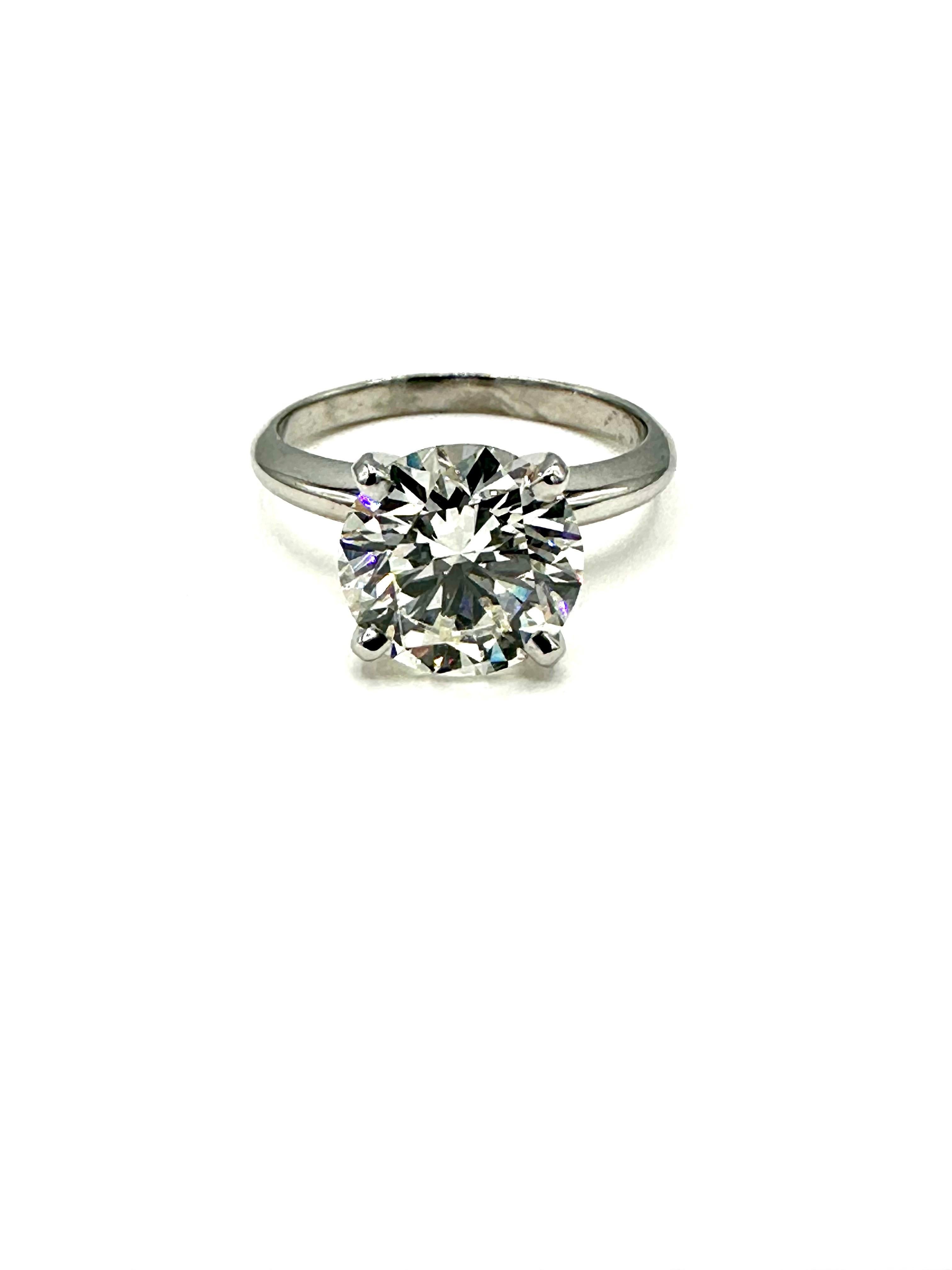 3.10 Carat Round Brilliant Diamond and Platinum Solitaire Engagement Ring For Sale 1
