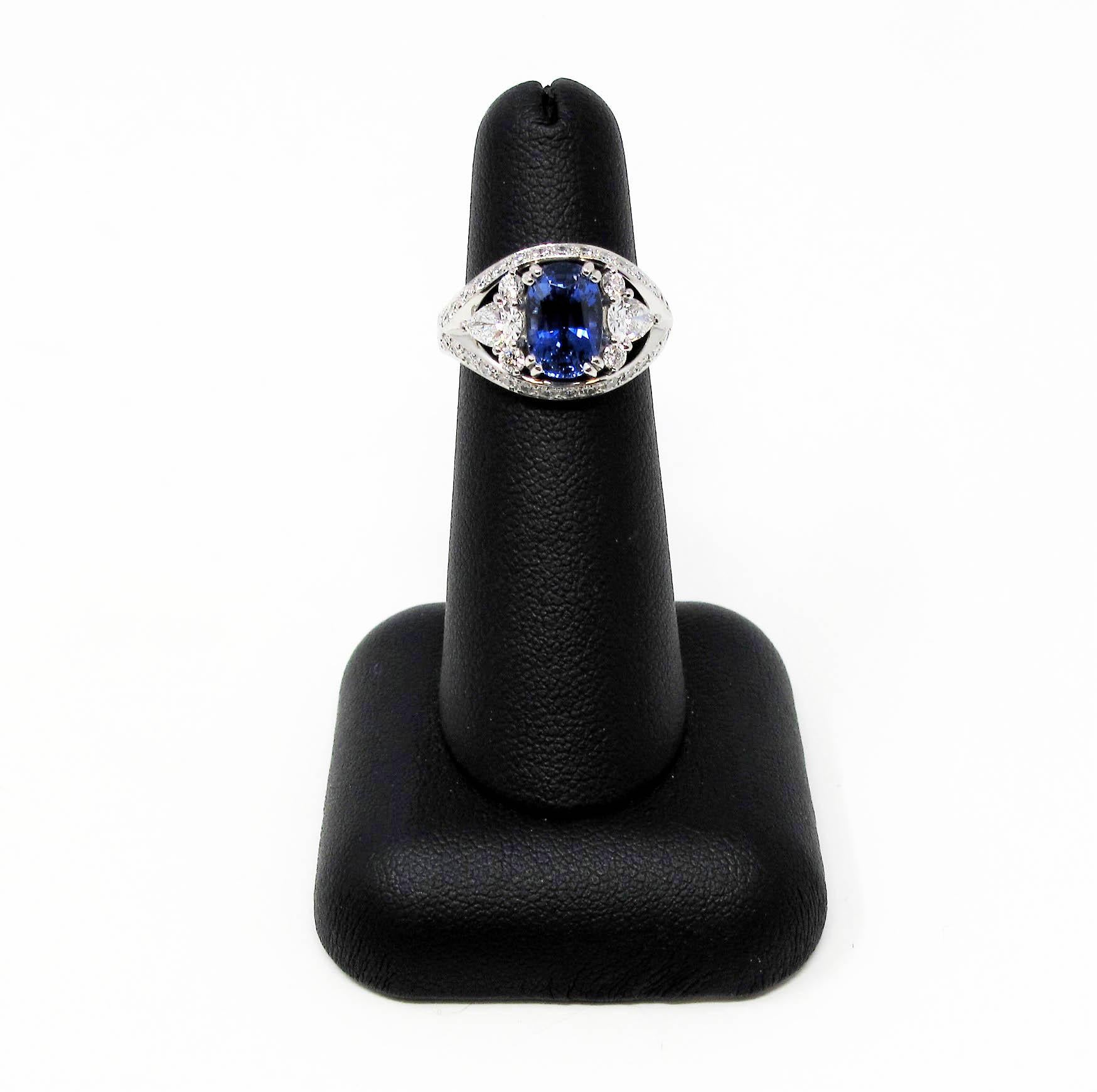 Bague en platine avec saphir ovale non traité de 3,10 carats et diamants de taille mixte en vente 4