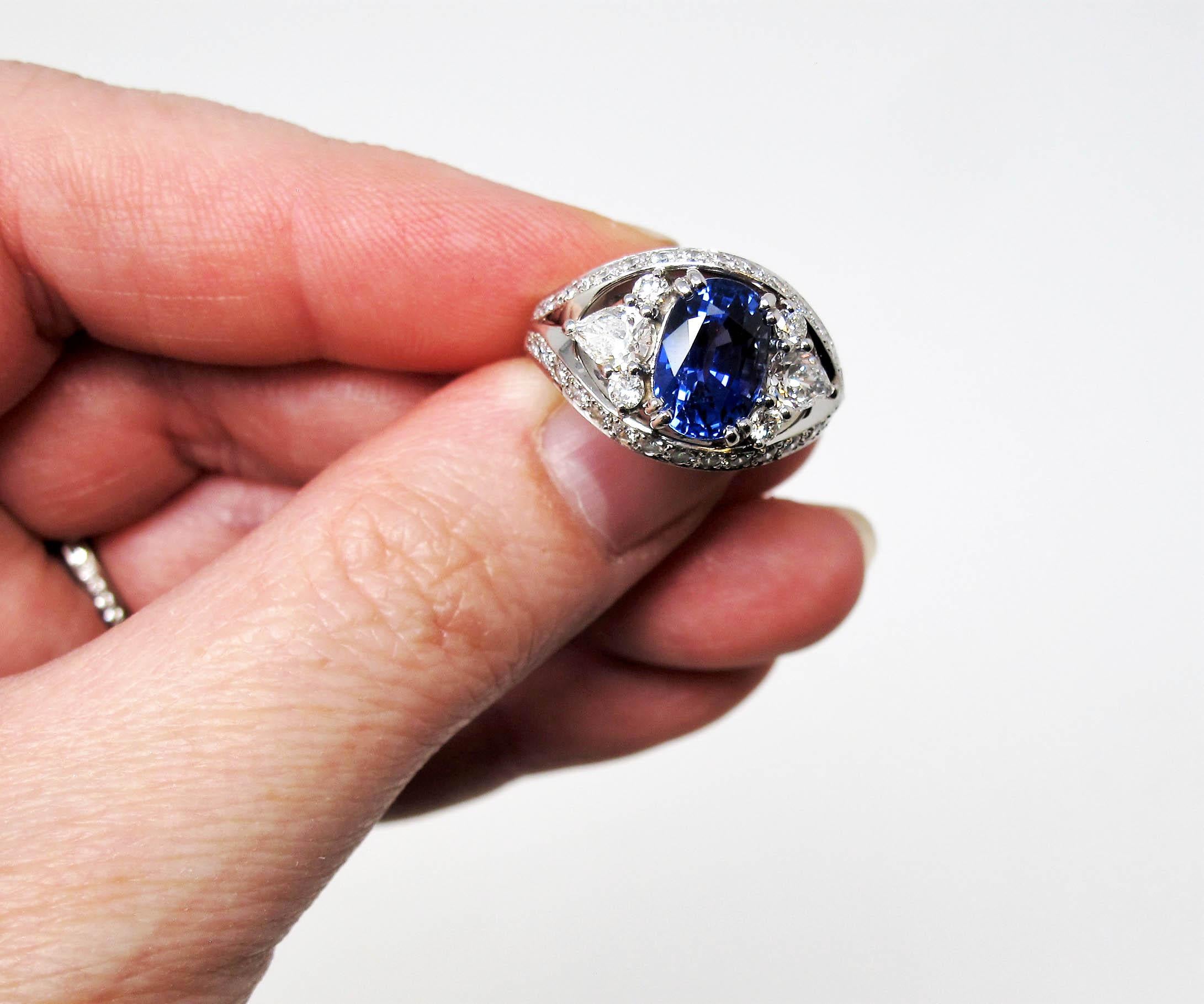 Bague en platine avec saphir ovale non traité de 3,10 carats et diamants de taille mixte en vente 3