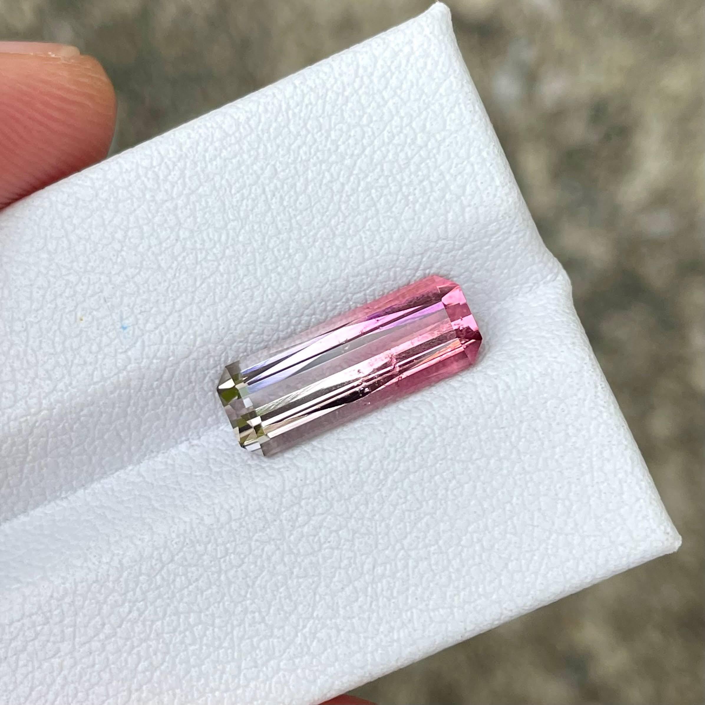 3.10 carats Bi Color Tourmaline Stone Scissors Cut Afghan Gemstone In New Condition For Sale In Bangkok, TH