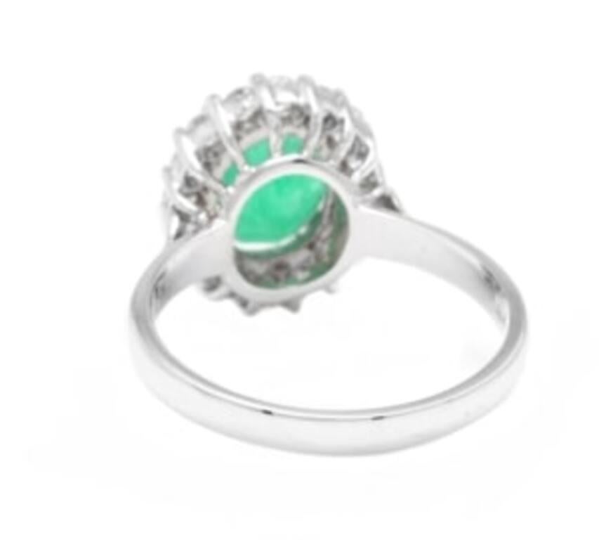 3.10 Carat Exquisite Emerald and Diamond 14 Karat Solid White Gold Ring In New Condition For Sale In Los Angeles, CA