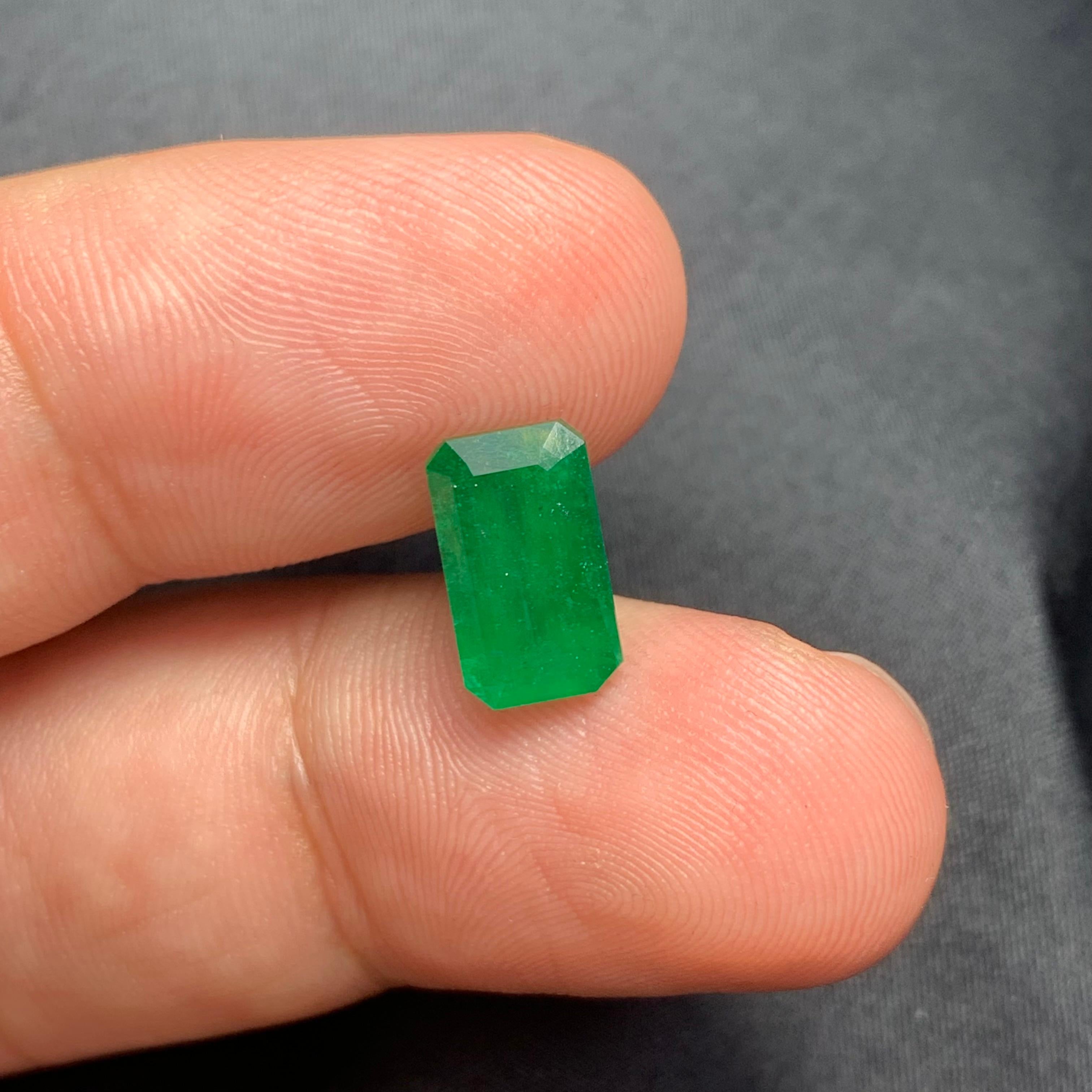 Natürlicher Smaragd
Gewicht: 3,10 Karat 
Abmessung: 10.5x6.2x5.9 Mm
Herkunft: Swat Pakistan Mine
Farbe: Grün
Behandlung: Leichtes Öl
Zertifikat: Auf Kundenwunsch
Swat-Smaragd: Der grüne Schatz von Pakistan:
Swat-Smaragde, die oft auch als