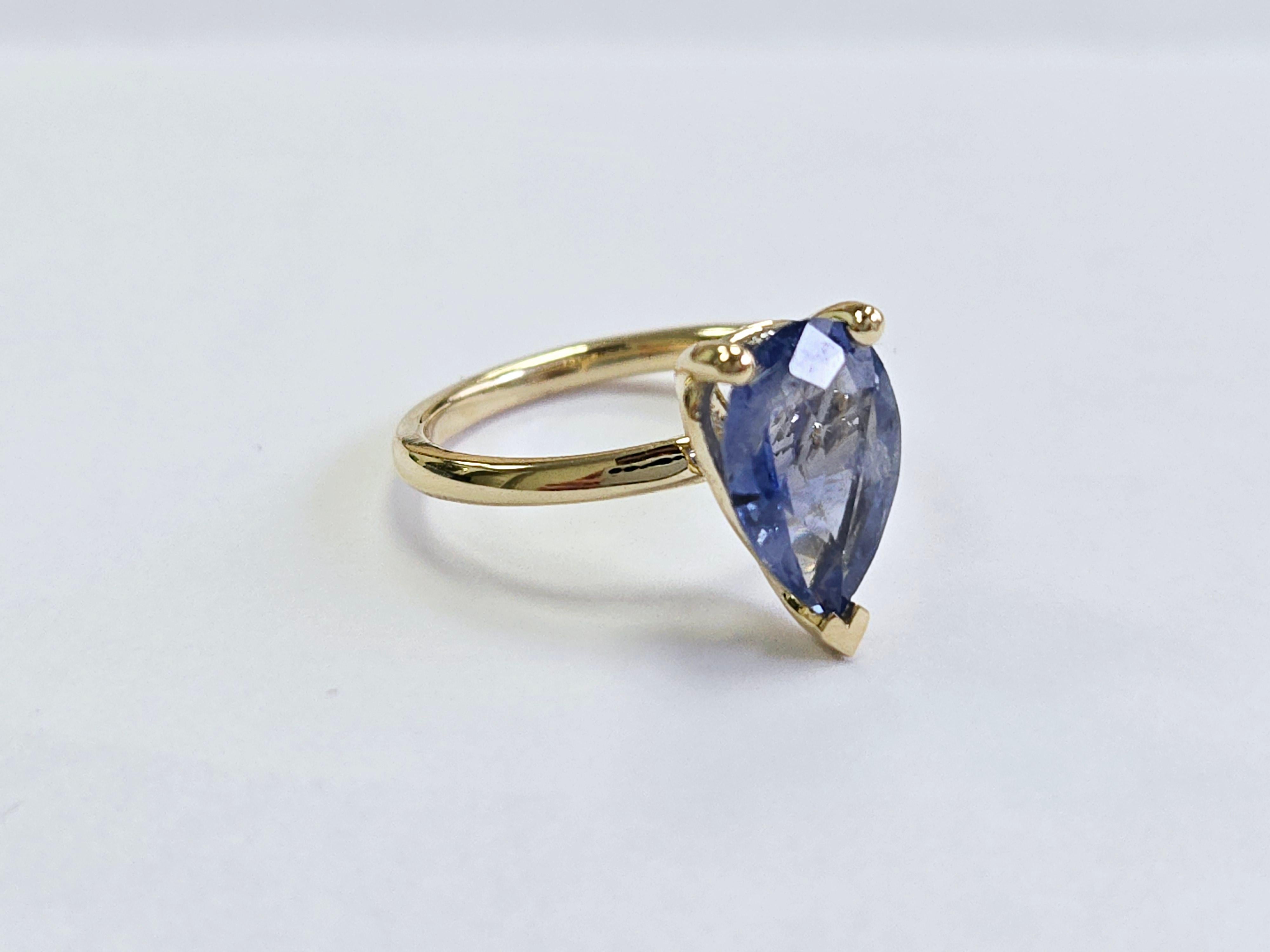 Bague en or jaune 14 carats avec saphir naturel en forme de poire de 3,10 carats

Cette bague exquise présente un saphir naturel brillant de 3,10 carats, taillé en forme de poire parfaite, serti dans un luxueux anneau en or jaune 14 carats. La