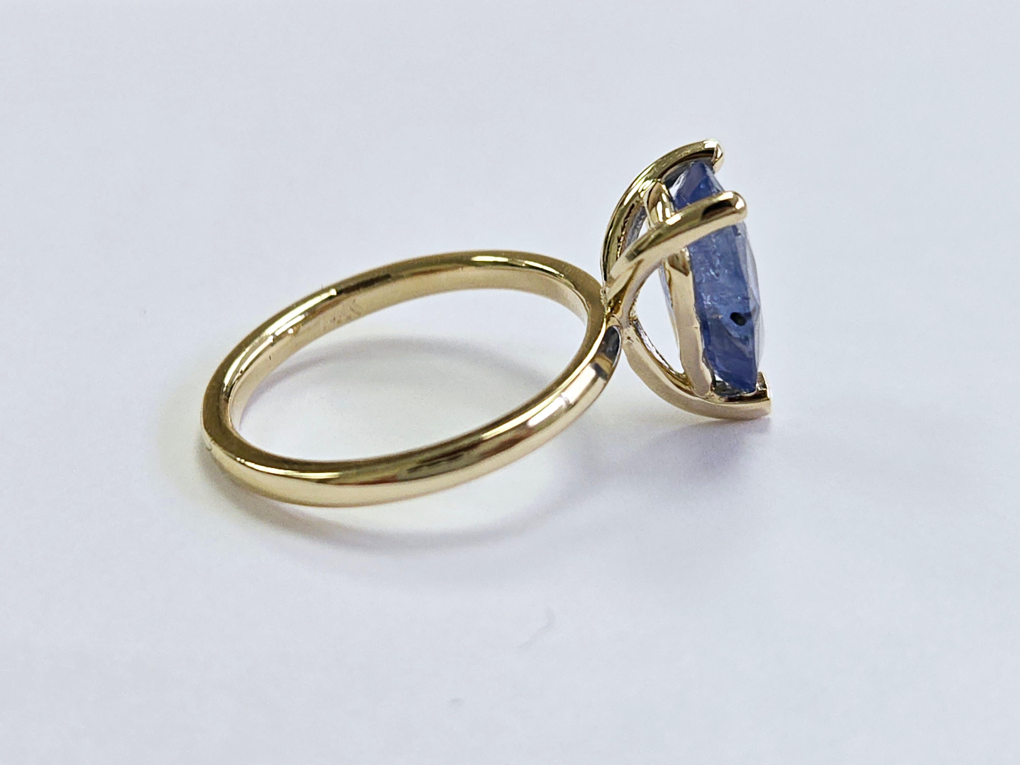 Taille poire Bague en or jaune 14 carats avec saphir naturel poire de 3,10 carats en vente