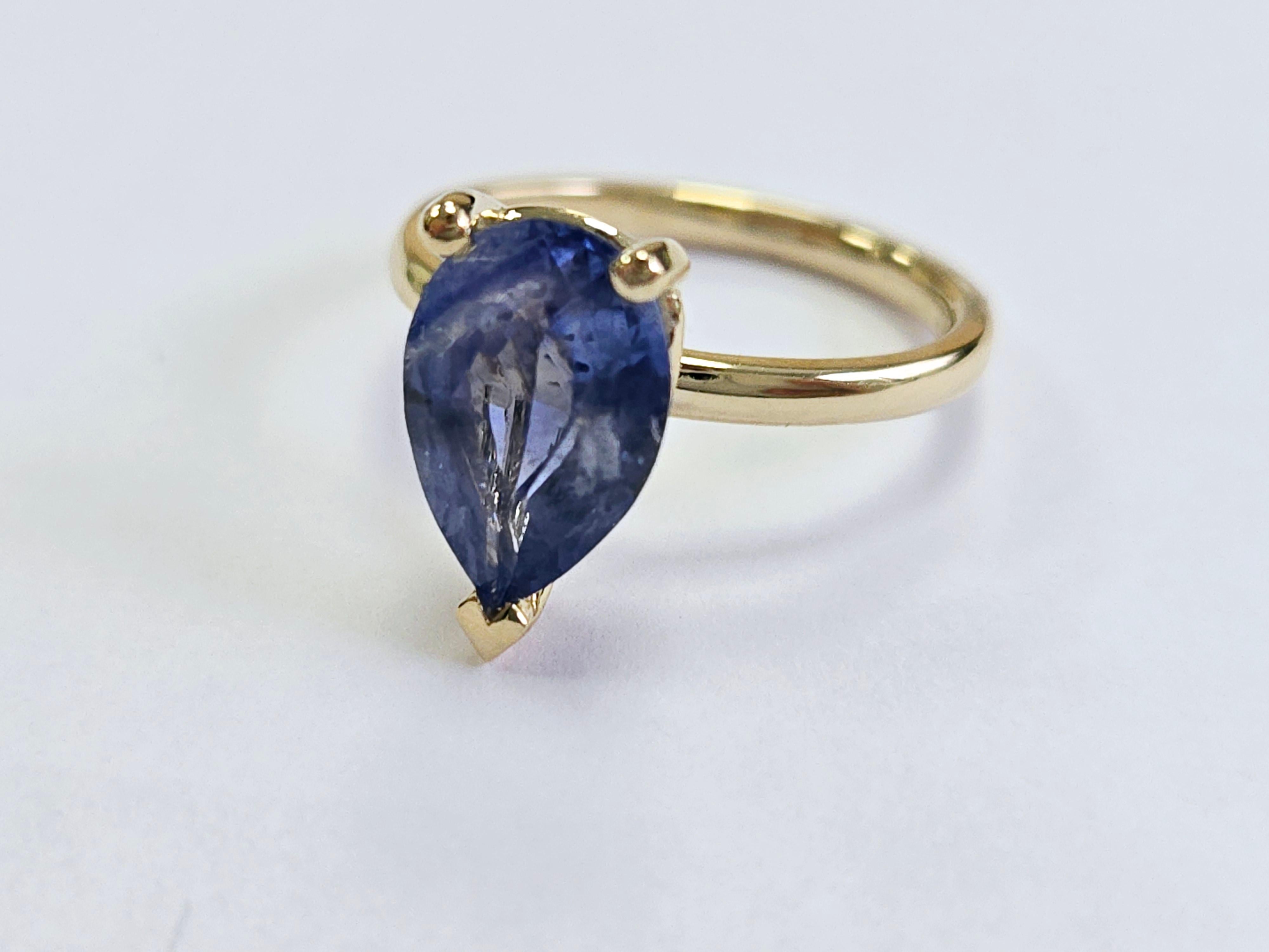 Bague en or jaune 14 carats avec saphir naturel poire de 3,10 carats en vente 1