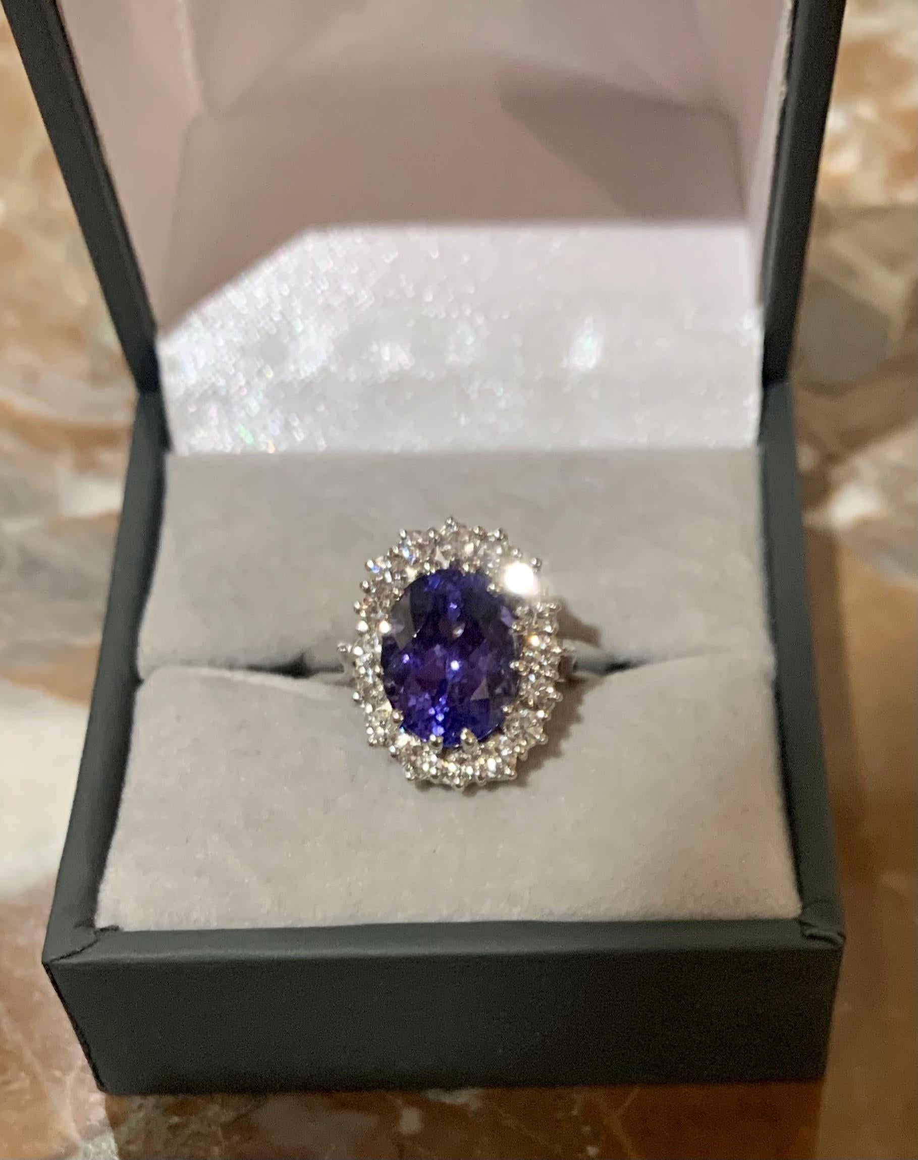 Retro 3.10 Carats Tanzanite Diamonds 18 Carats White Gold Daisy Ring