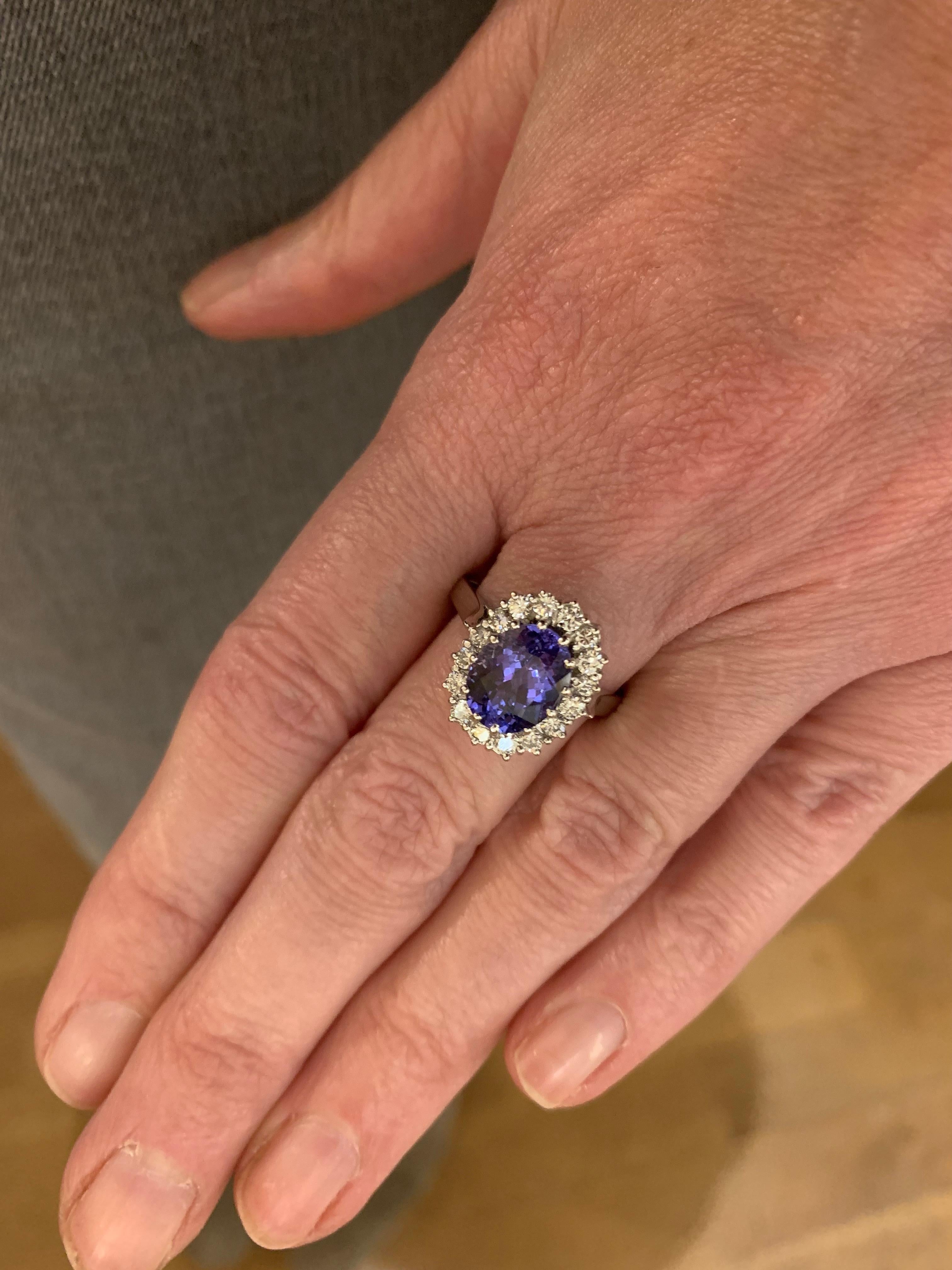 Mixed Cut 3.10 Carats Tanzanite Diamonds 18 Carats White Gold Daisy Ring