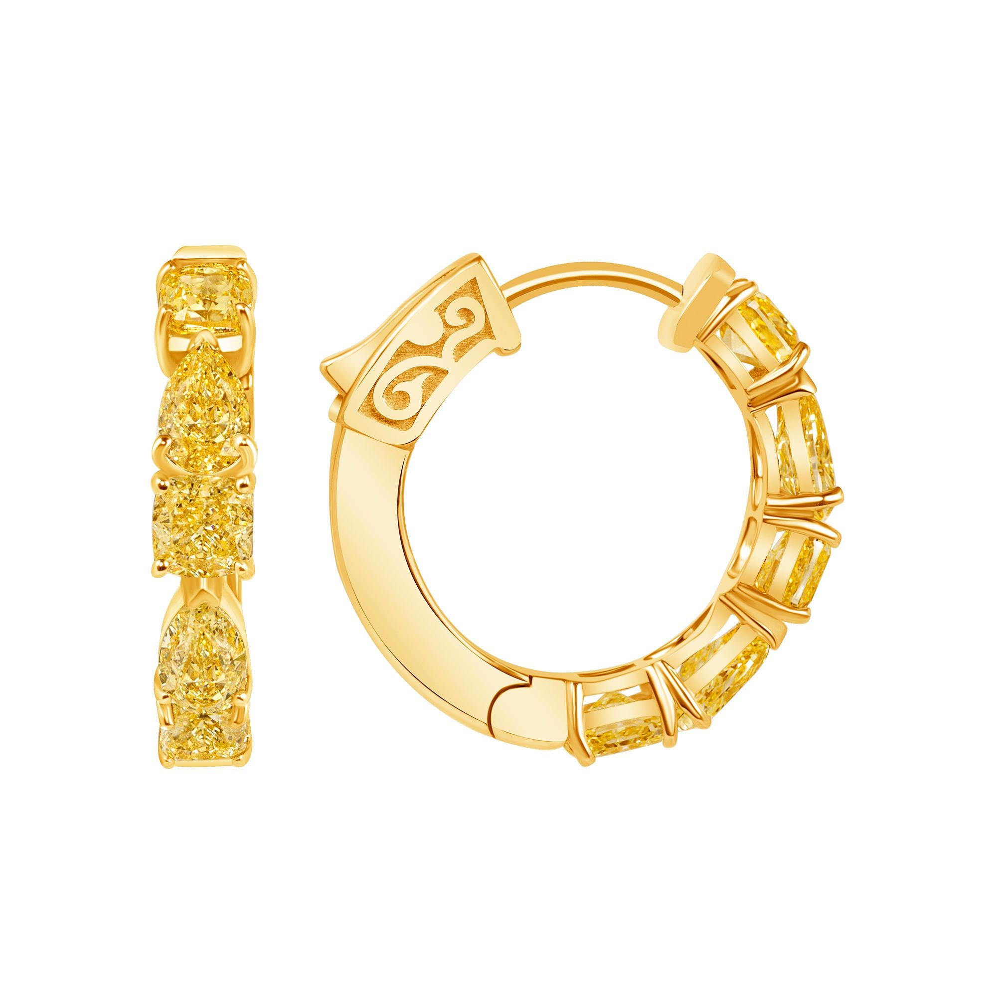 Boucles d'oreilles en or jaune 14 carats avec diamant jaune de forme fantaisie.  Ces boucles d'oreilles sont ornées de dix diamants Fancy Shape Fancy Yellow mixtes, pesant au total 3,10 carats.
