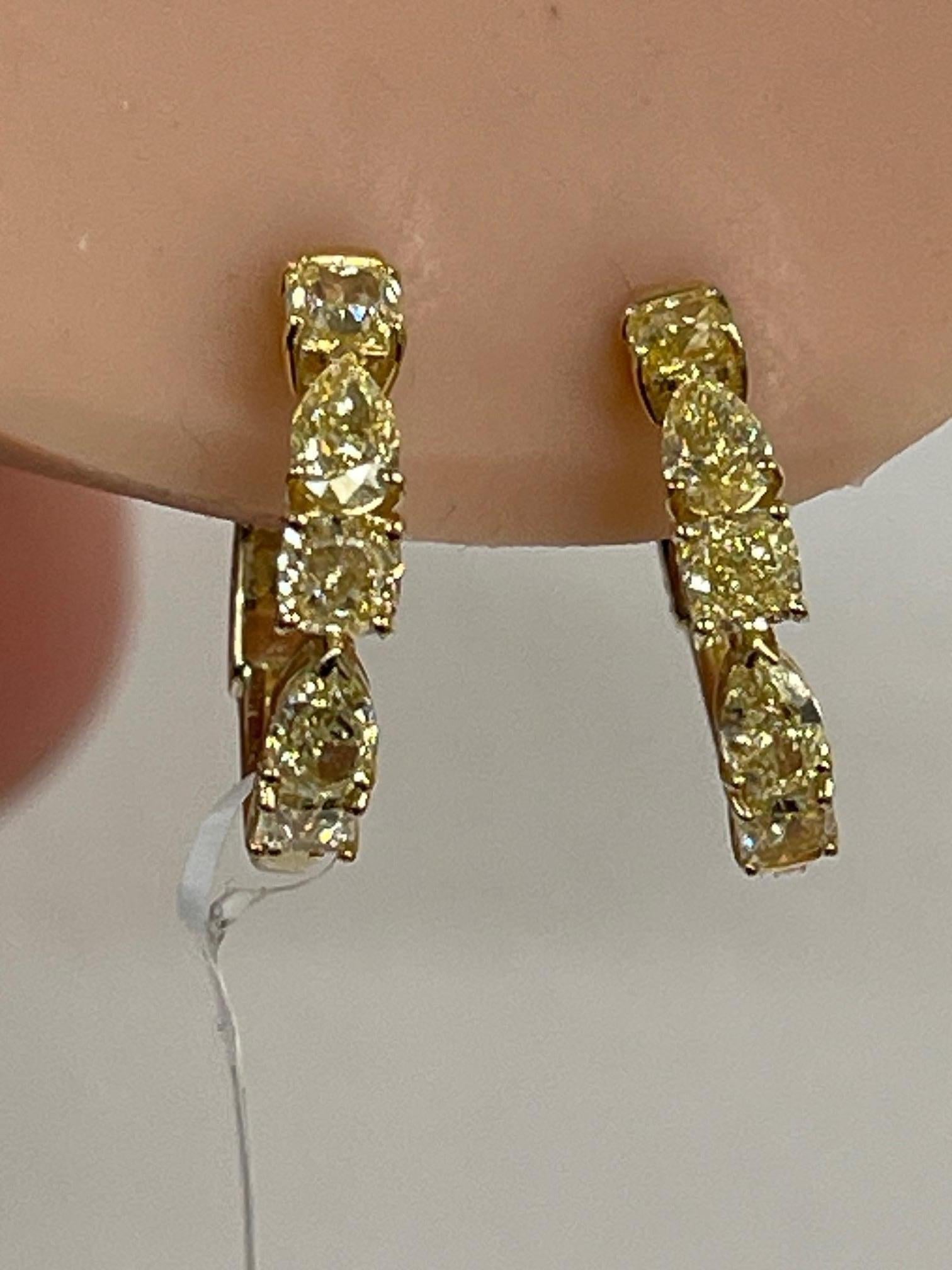 3.10 Ctw. Créoles fantaisie en or jaune 14 carats avec diamants jaunes de forme fantaisie en vente 2