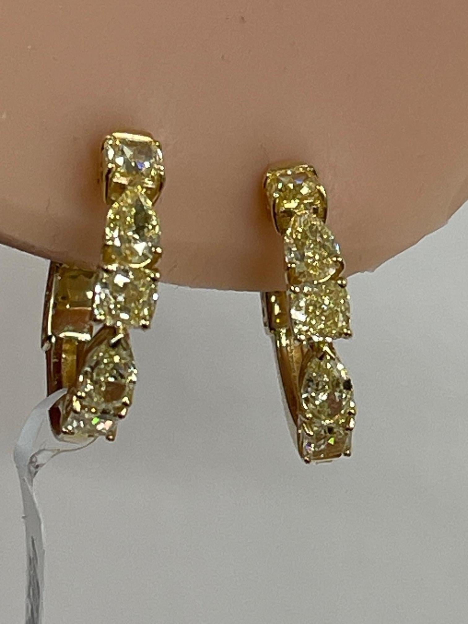3.10 Ctw. Créoles fantaisie en or jaune 14 carats avec diamants jaunes de forme fantaisie en vente 3