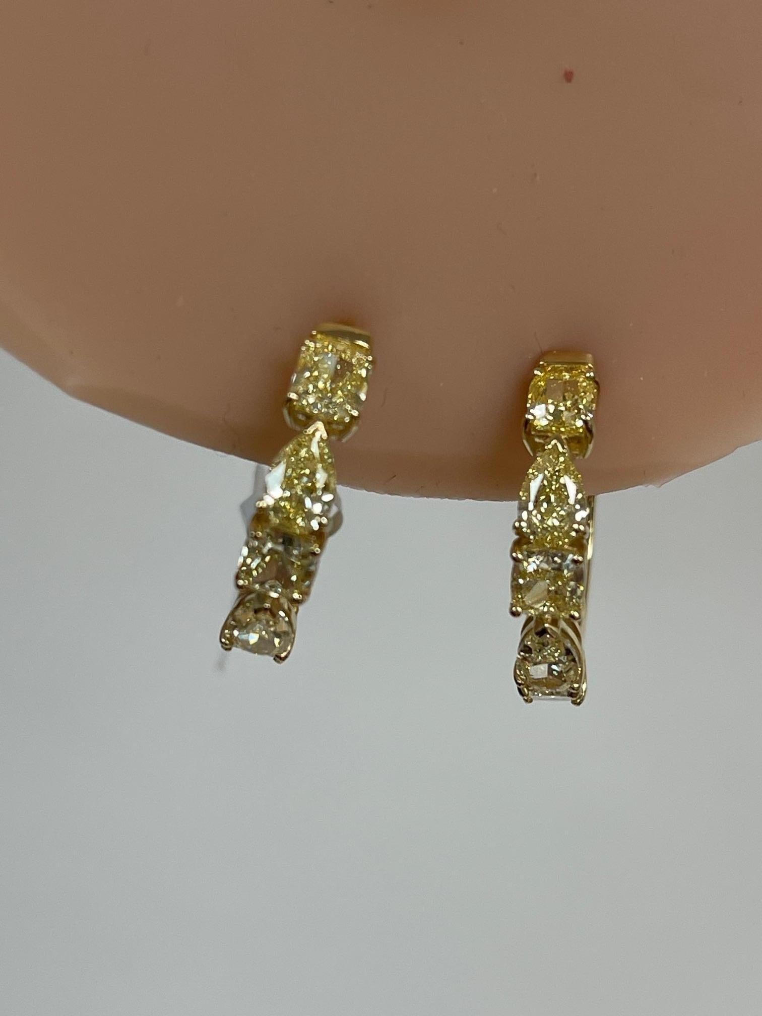 3.10 Ctw. Créoles fantaisie en or jaune 14 carats avec diamants jaunes de forme fantaisie en vente 4