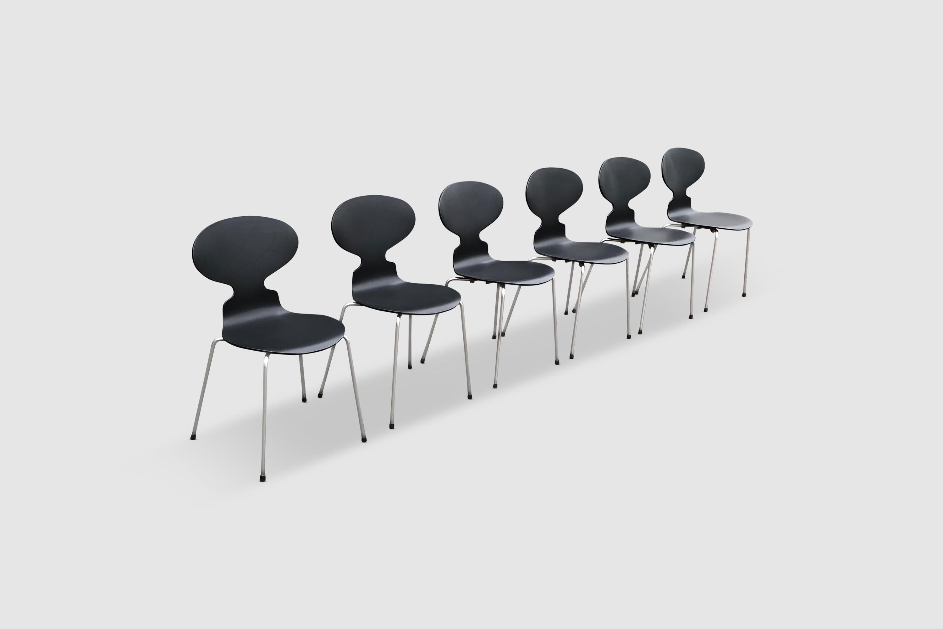 A set of well-known and renowned 3100 Ant chairs by Arne Jacobsen for Fritz Hansen. It concerns a second generation set from the 60s, still with the early iron plates below the seat.

The set consists of multiplex plywood that has been painted black