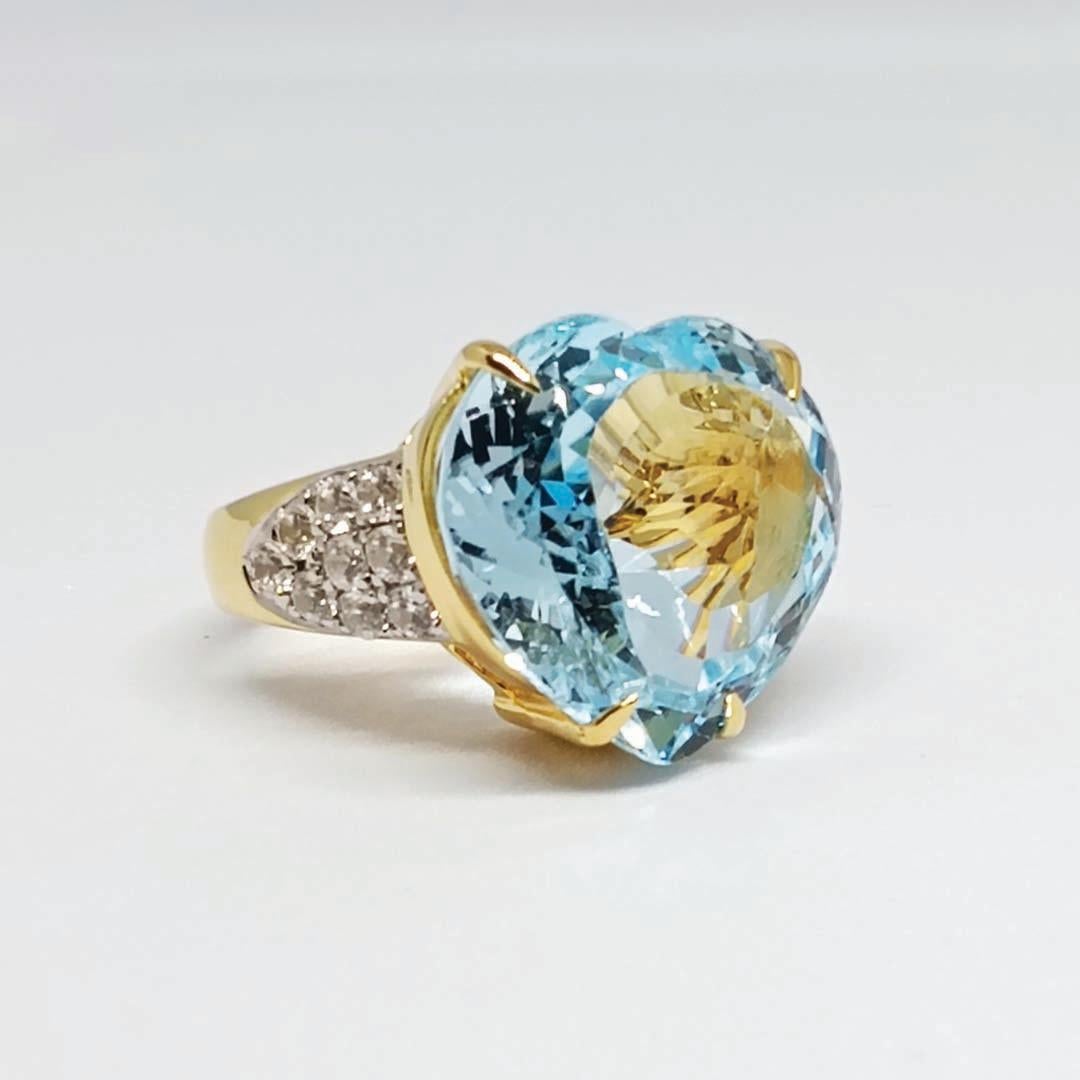 Art Nouveau 31,00 carati. Anello a cuore con topazio blu. Argento sterling con placcatura in oro 18 carati. in vendita