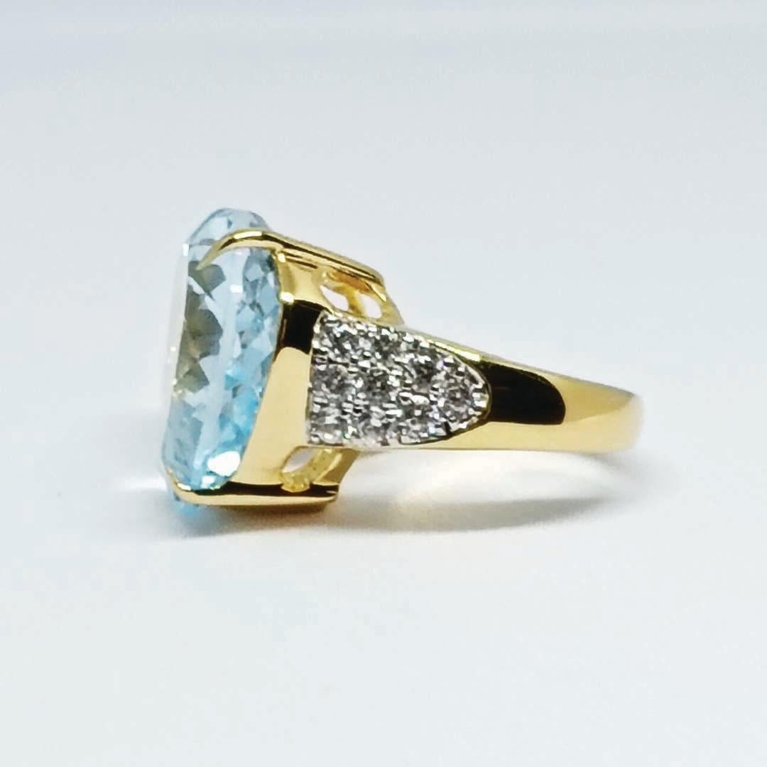Cuore 31,00 carati. Anello a cuore con topazio blu. Argento sterling con placcatura in oro 18 carati. in vendita