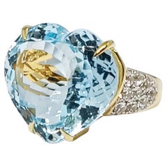 31,00 Karat. Großer blauer Topas-Herzring. Sterlingsilber auf 18K vergoldet.