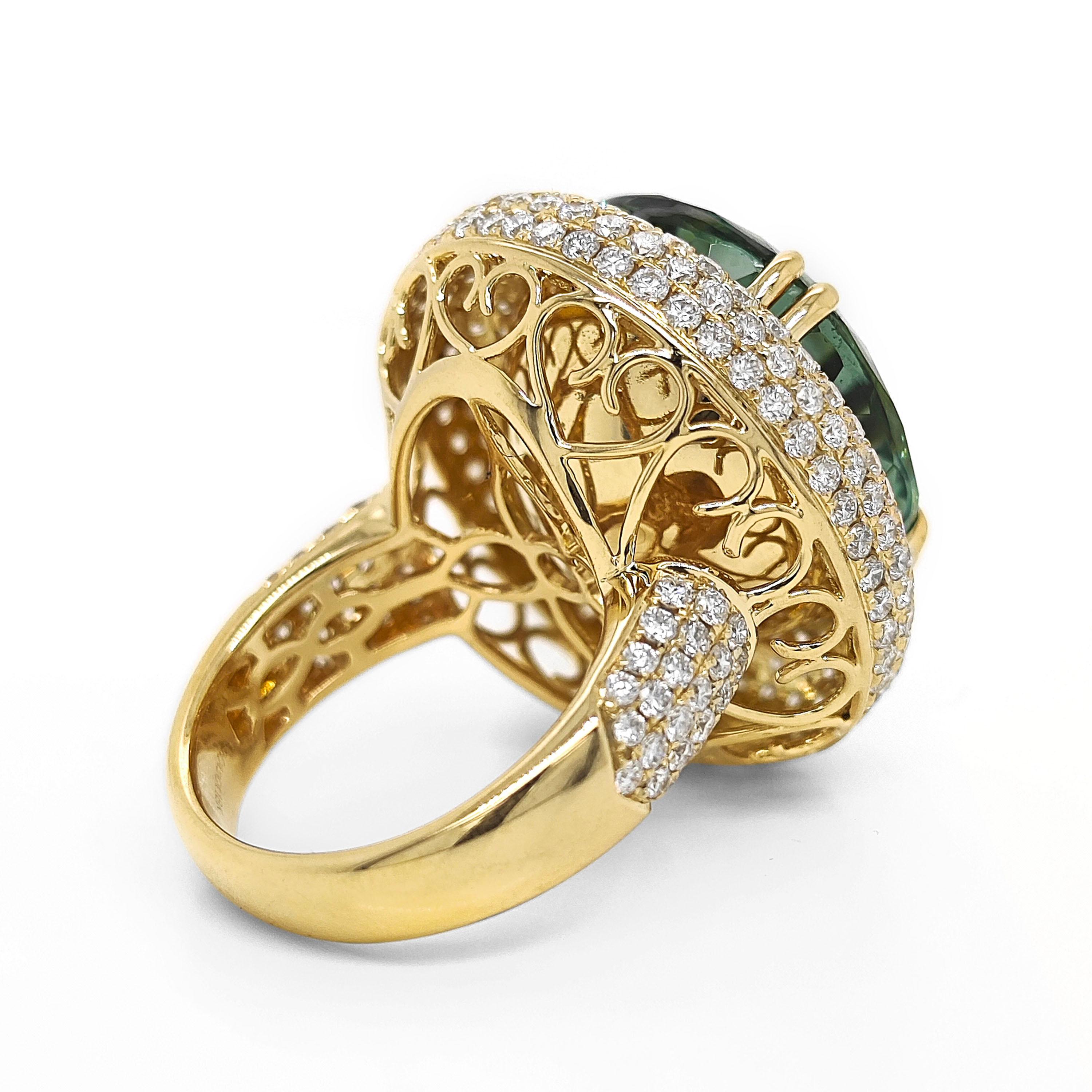 31.05 Carat Paraiba Tourmaline and White Diamond Yellow Gold Ring (Gemischter Schliff) im Angebot