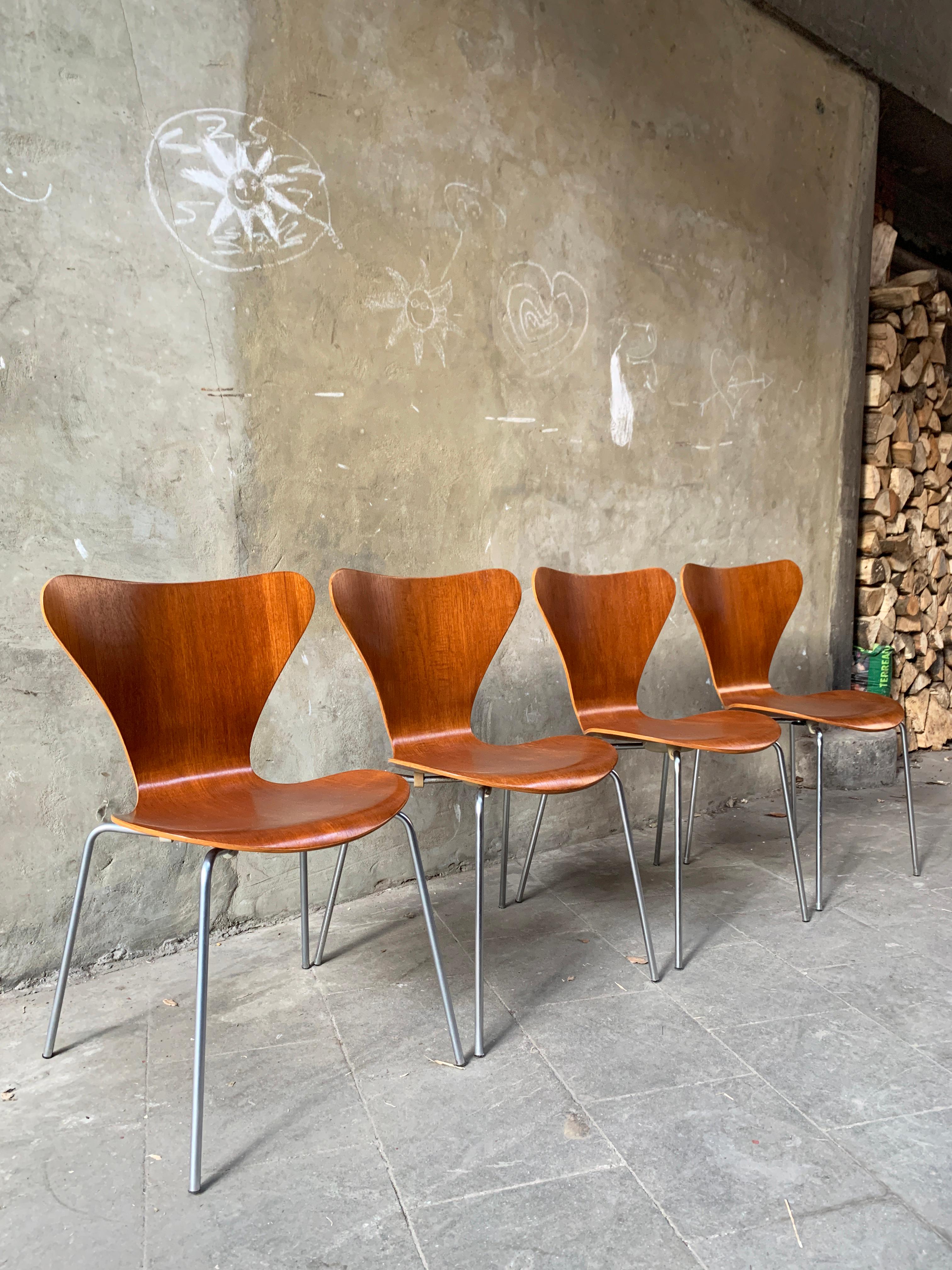 Four 3107 chairs from the series 7, created by the Danish designer Arne Jacobsen in 1955.

Produced by Fritz Hansen, Denmark in the 1960s. 

Multiplex seats with teak veneer. 

Very good condition, the wood has been restored and refinished