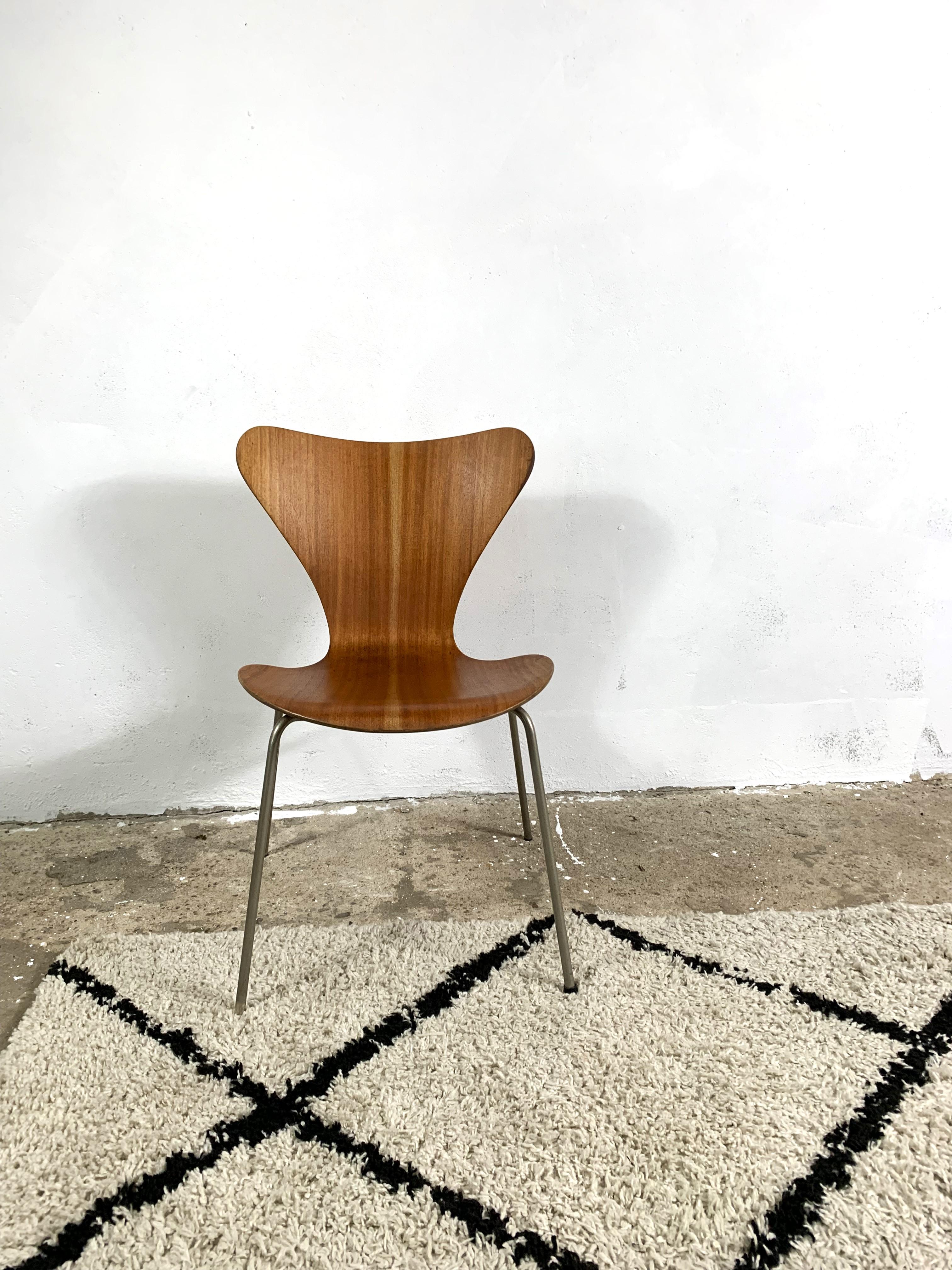Chaise 3107 conçue par Arne Jacobsen pour Fritz Hansen, placage de teck. Cette chaise est également appelée chaise papillon en raison de sa forme unique. La chaise a été rénovée et huilée. Objet iconique !